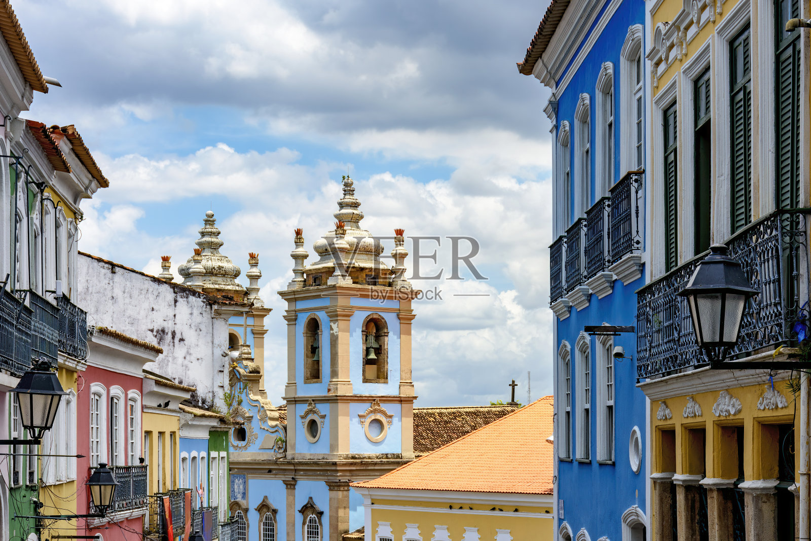 萨尔瓦多佩洛里尼奥的老房子和教堂的彩色立面照片摄影图片