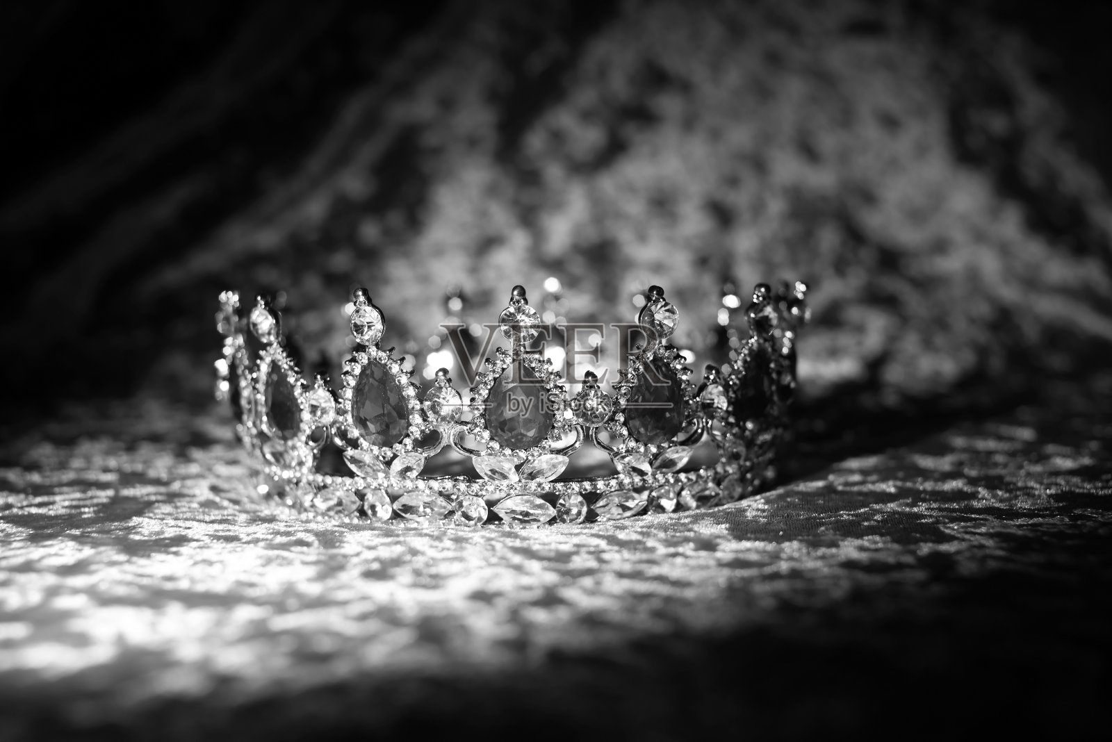 镶有宝石的王冠。权威和财富的象征。黑白两色照片摄影图片