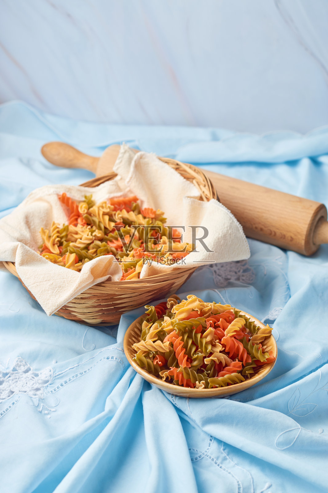 五彩缤纷的生意大利面条照片摄影图片