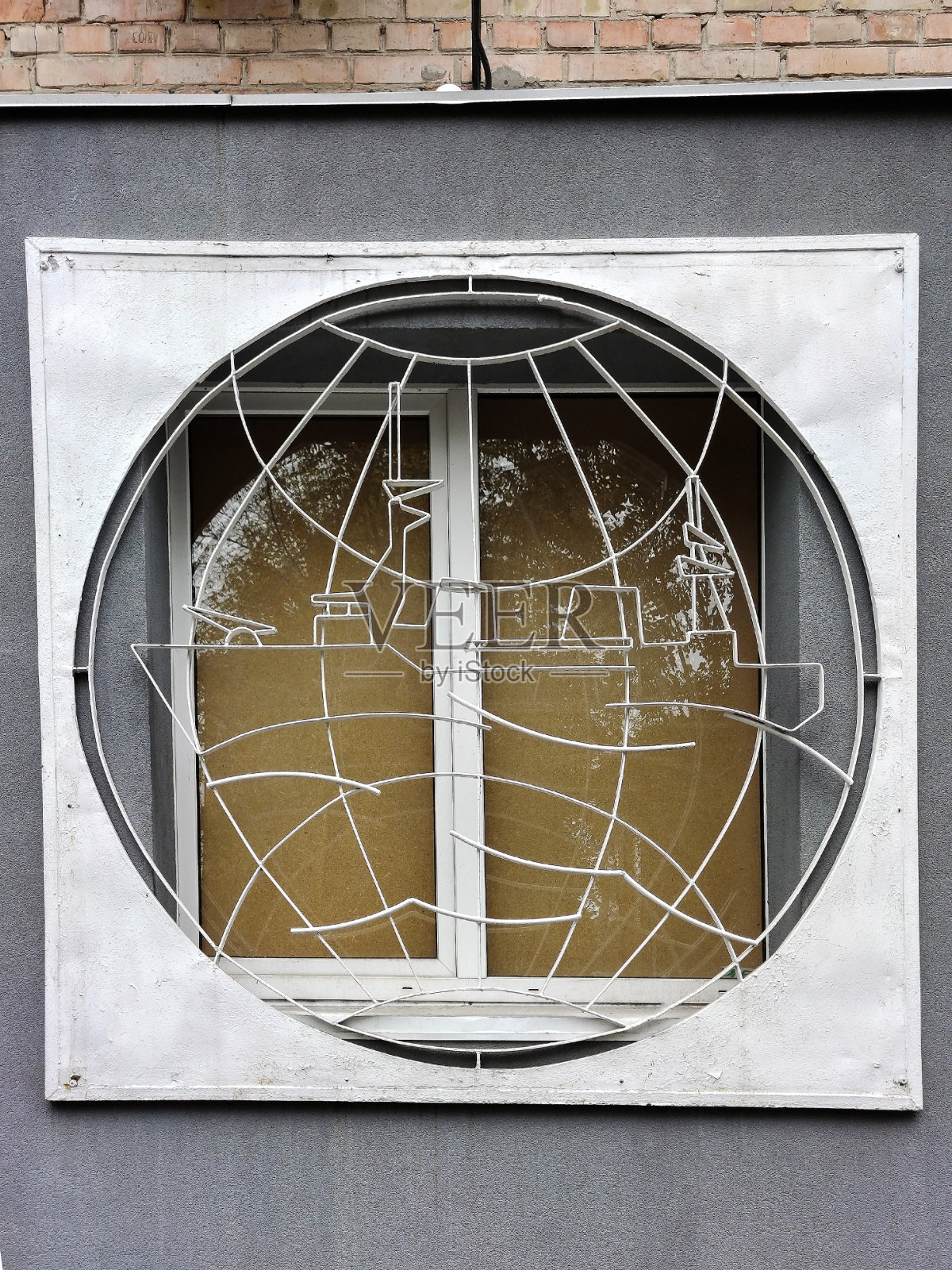 车窗上的安全格栅是用钢筋做成的船形照片摄影图片