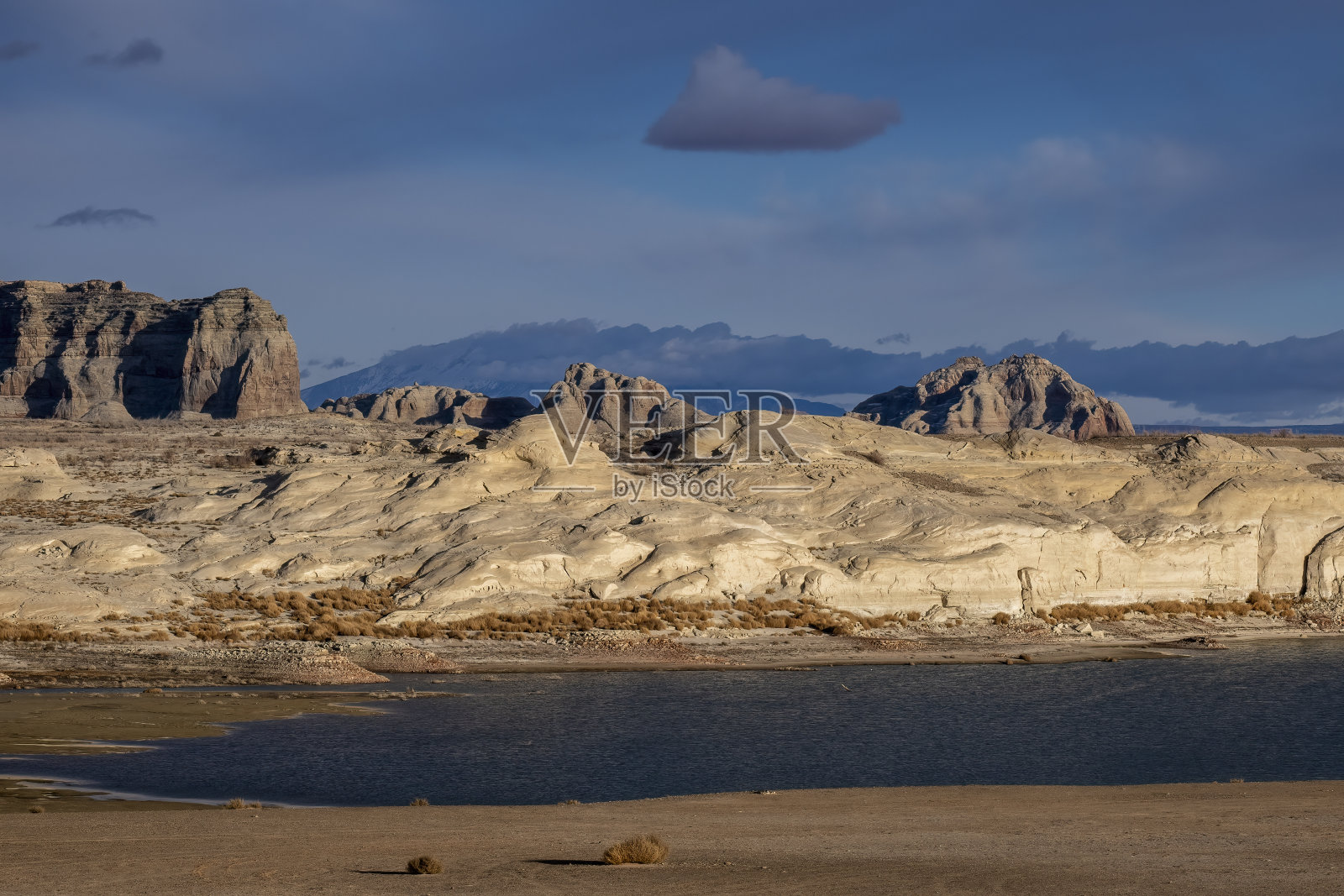 瓦韦普湾岸边的Lone Rock海滩照片摄影图片