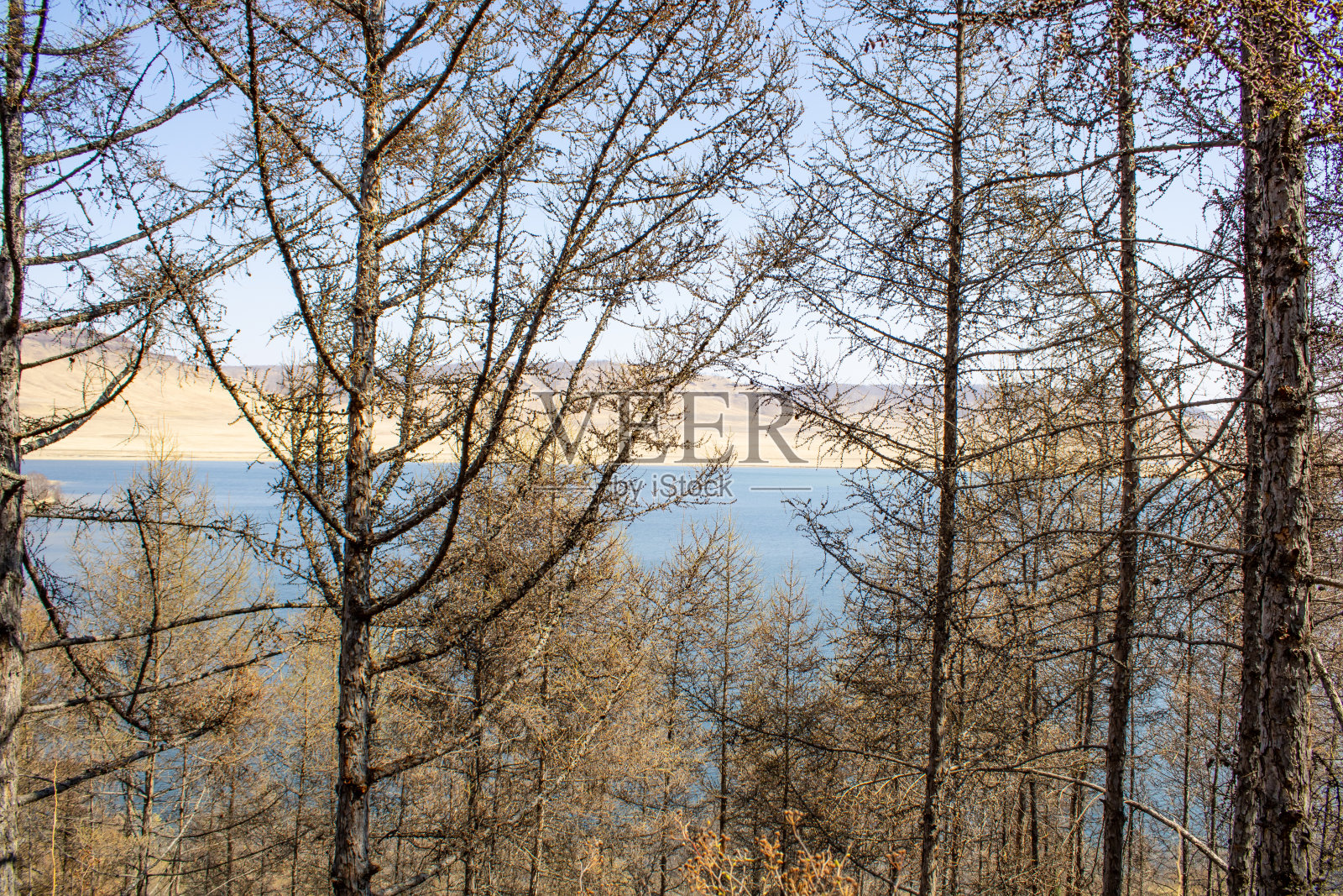 早春。湖“小”山脉“卡拉塔格”。俄罗斯，西伯利亚，克拉斯诺亚尔斯克地区。照片摄影图片