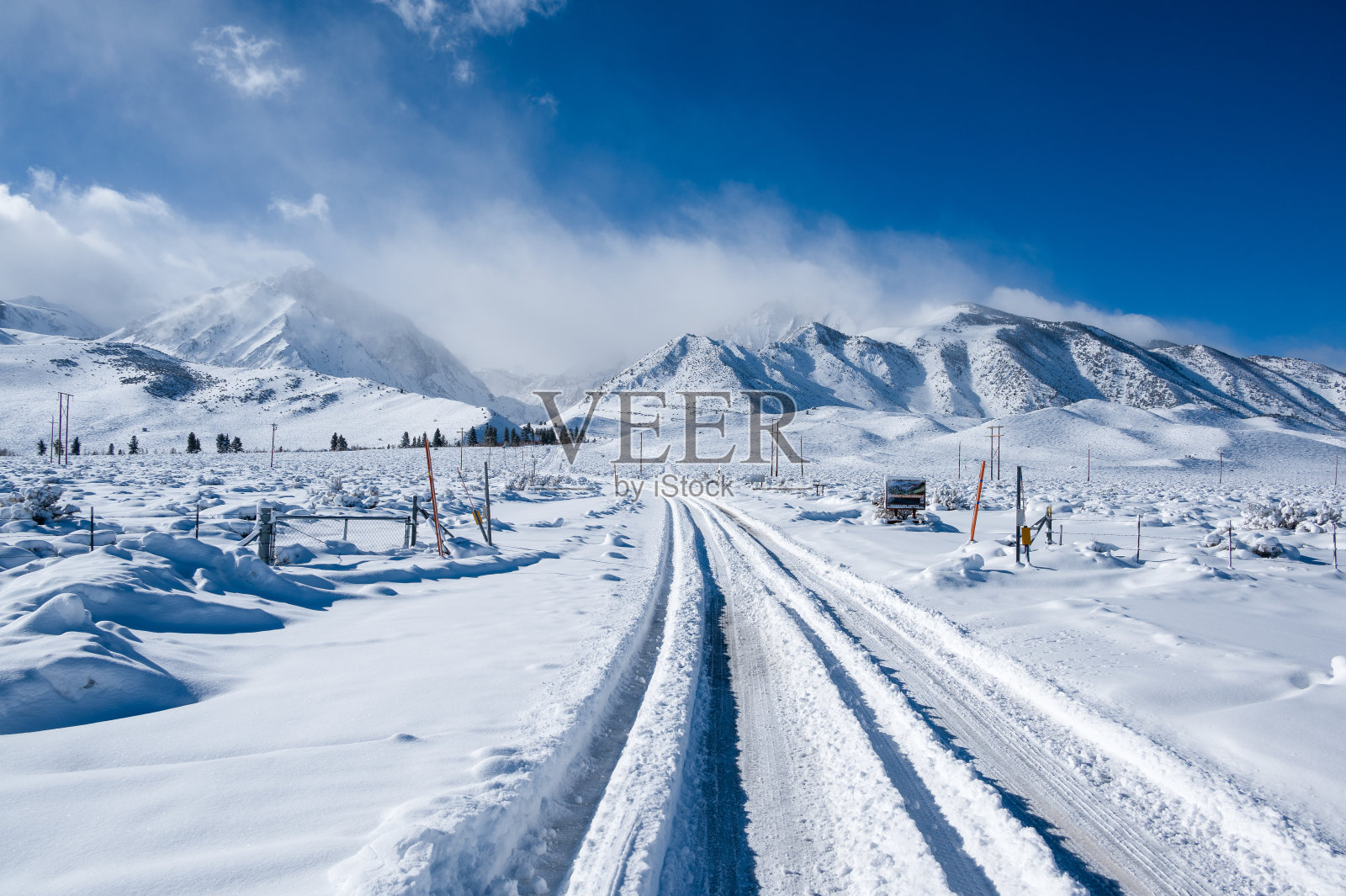 位于西拉山脉东部的Lone Pine附近，积雪覆盖的道路照片摄影图片