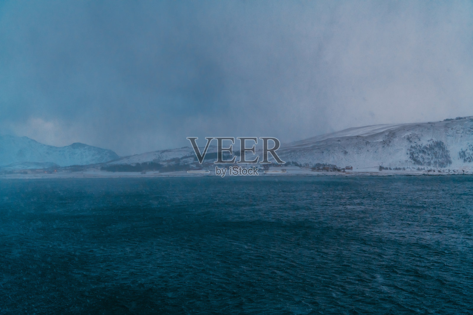 挪威海岸冬季有雪恶劣多云天气照片摄影图片