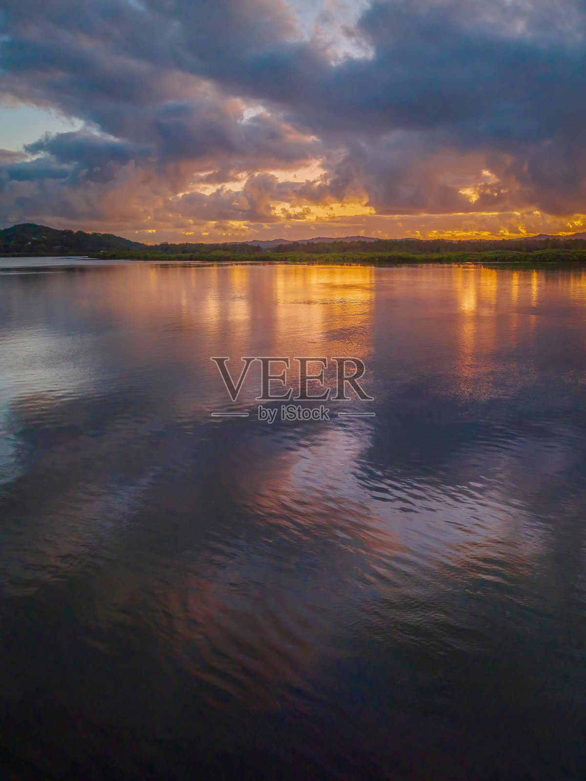 海湾上的日出，云层和倒影照片摄影图片