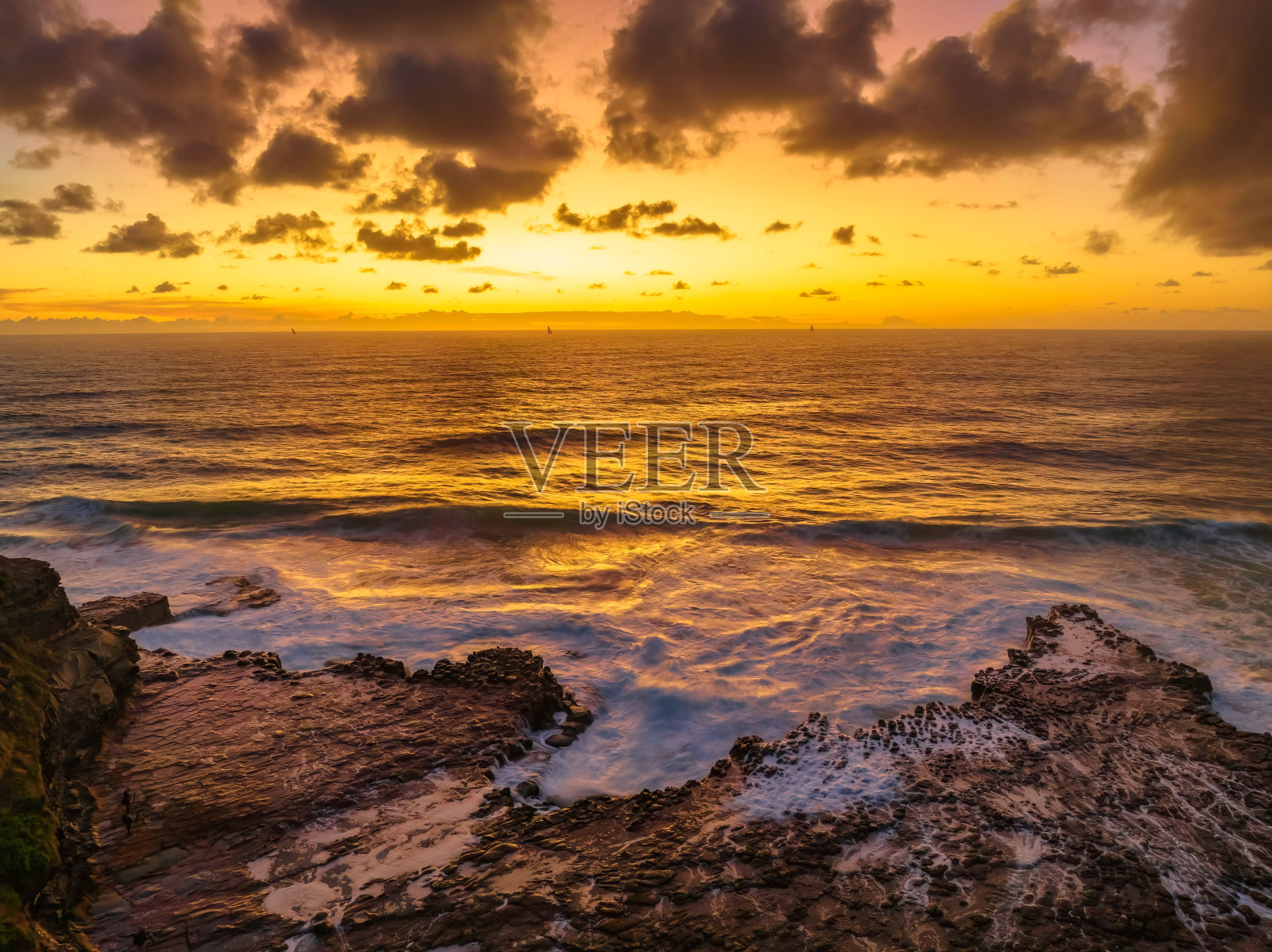 海浪在海边的日出和散乱的云照片摄影图片