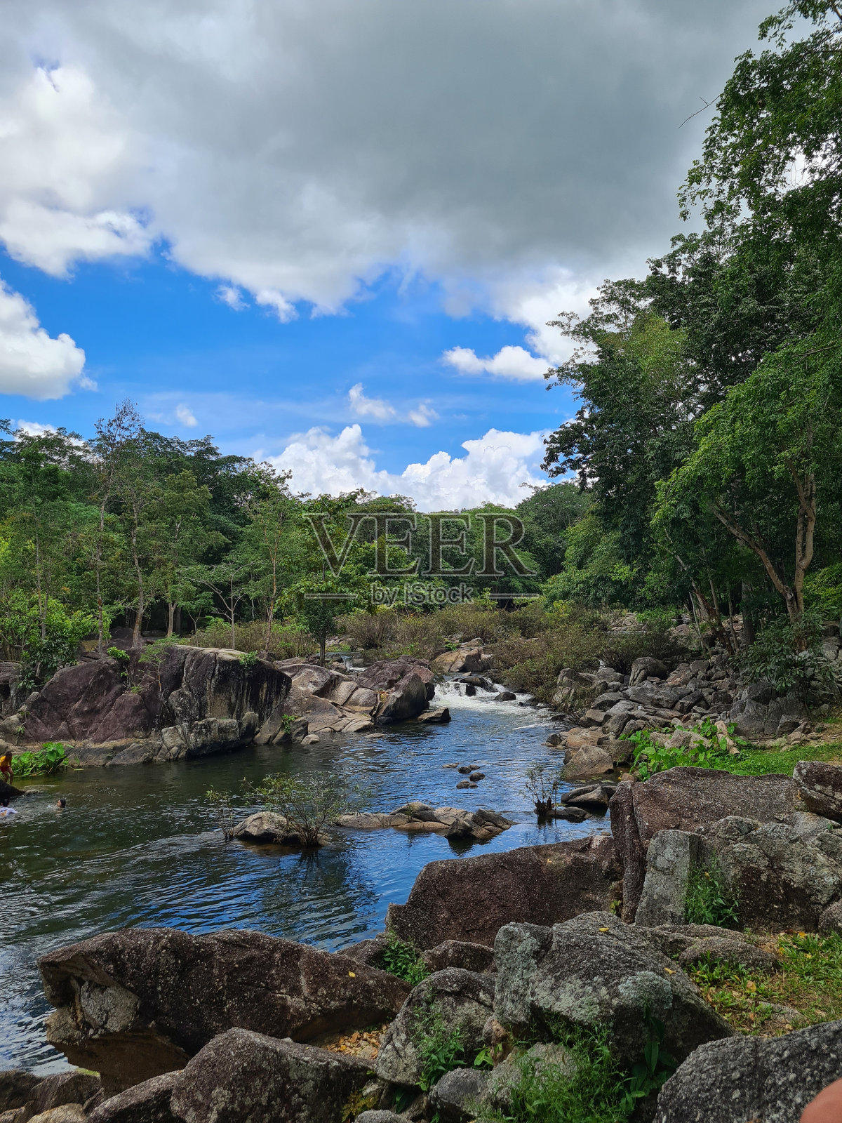 一条在山上流动的小溪照片摄影图片