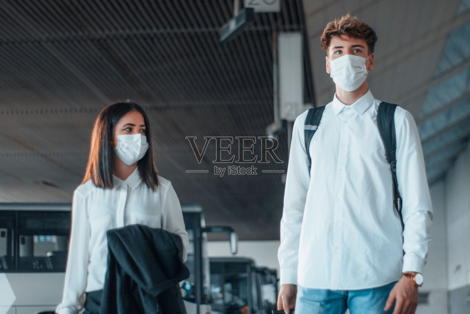 一个西班牙男人和一个女人带着包走的特写镜头照片摄影图片