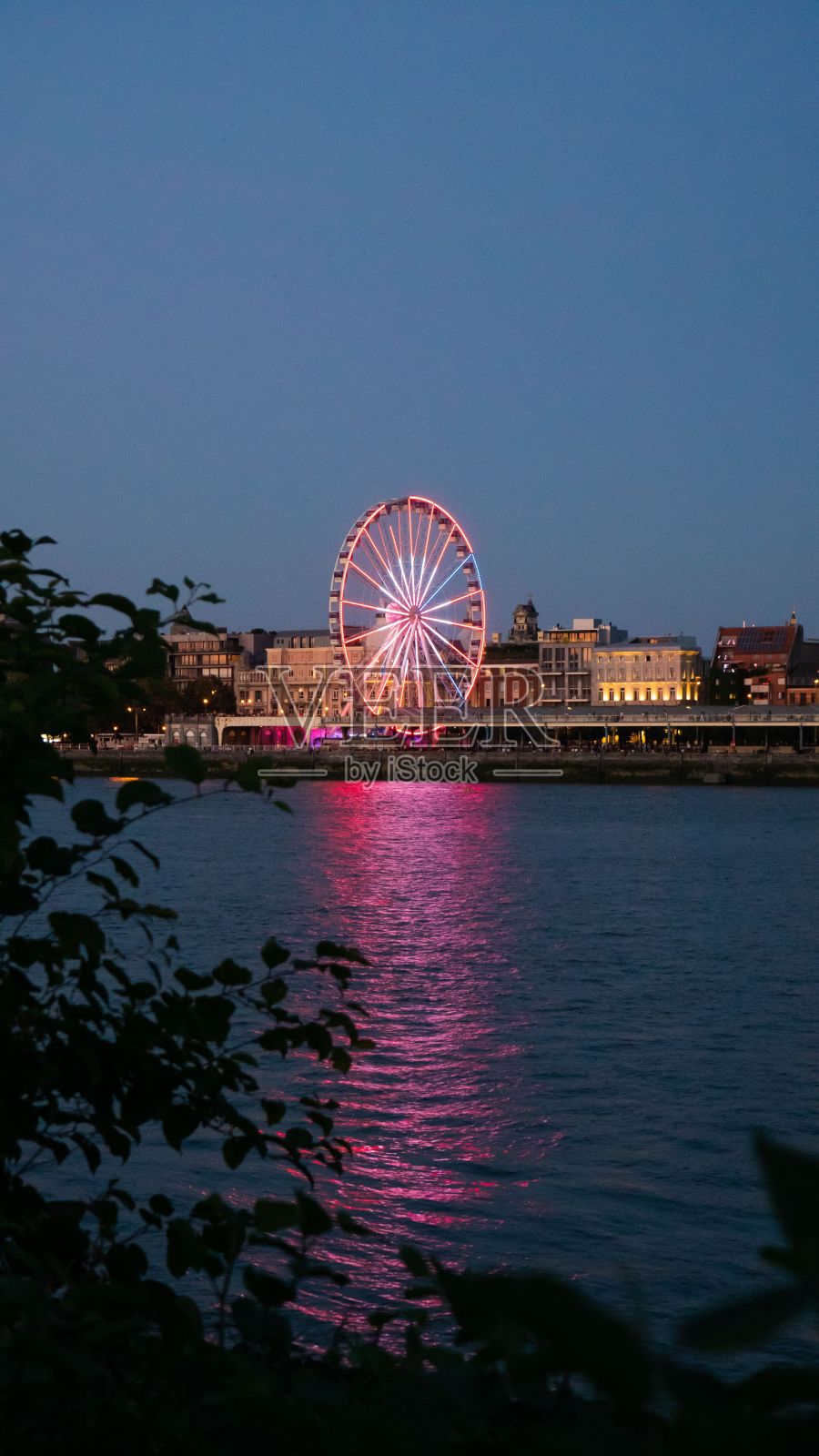 垂直拍摄的摩天轮看到的另一条河在夜间照片摄影图片