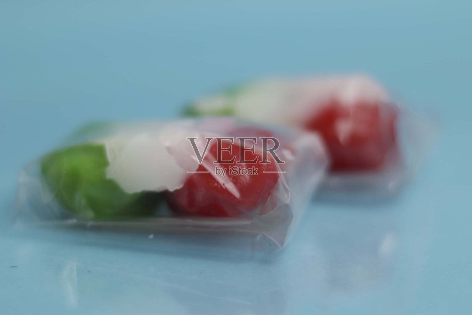 红色和绿色市场的小吃，里面有甜碎椰子照片摄影图片