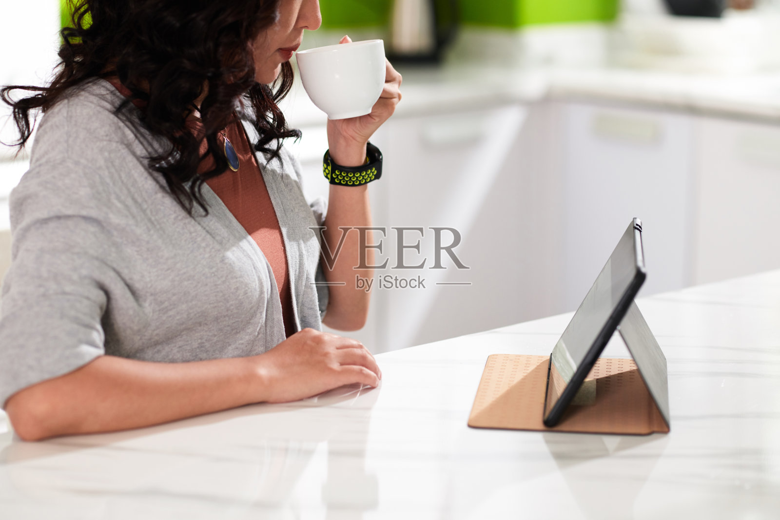 女人看娱乐视频照片摄影图片