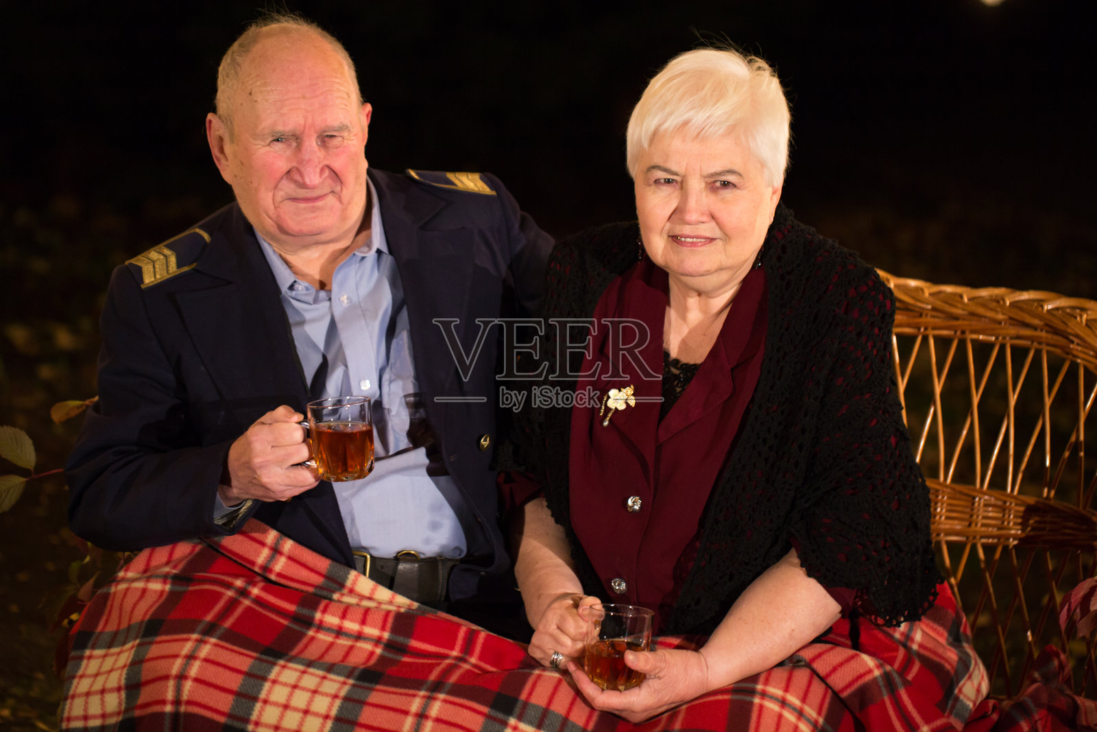 爷爷奶奶在公园里喝茶。照片摄影图片