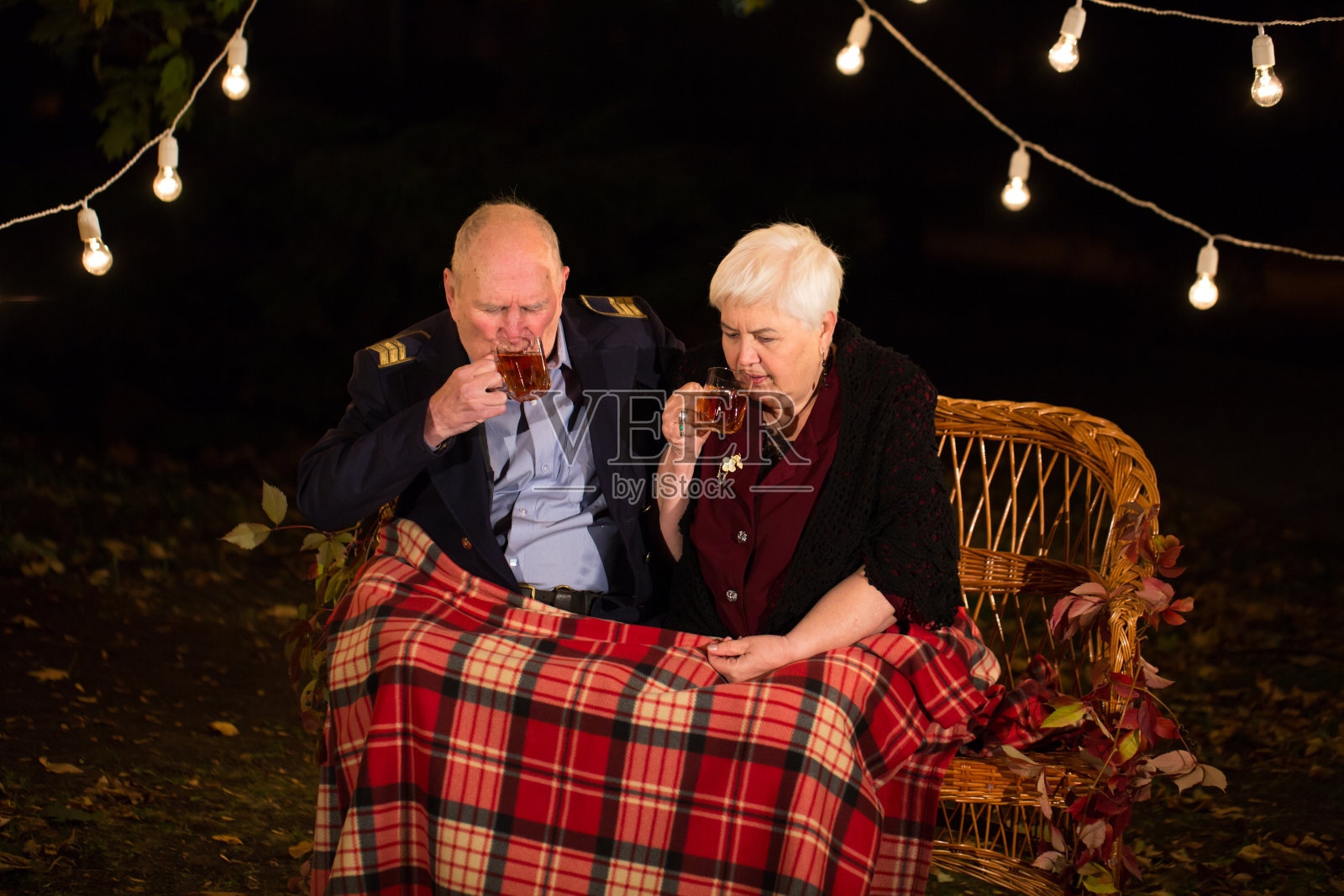 爷爷奶奶在公园里喝茶。照片摄影图片