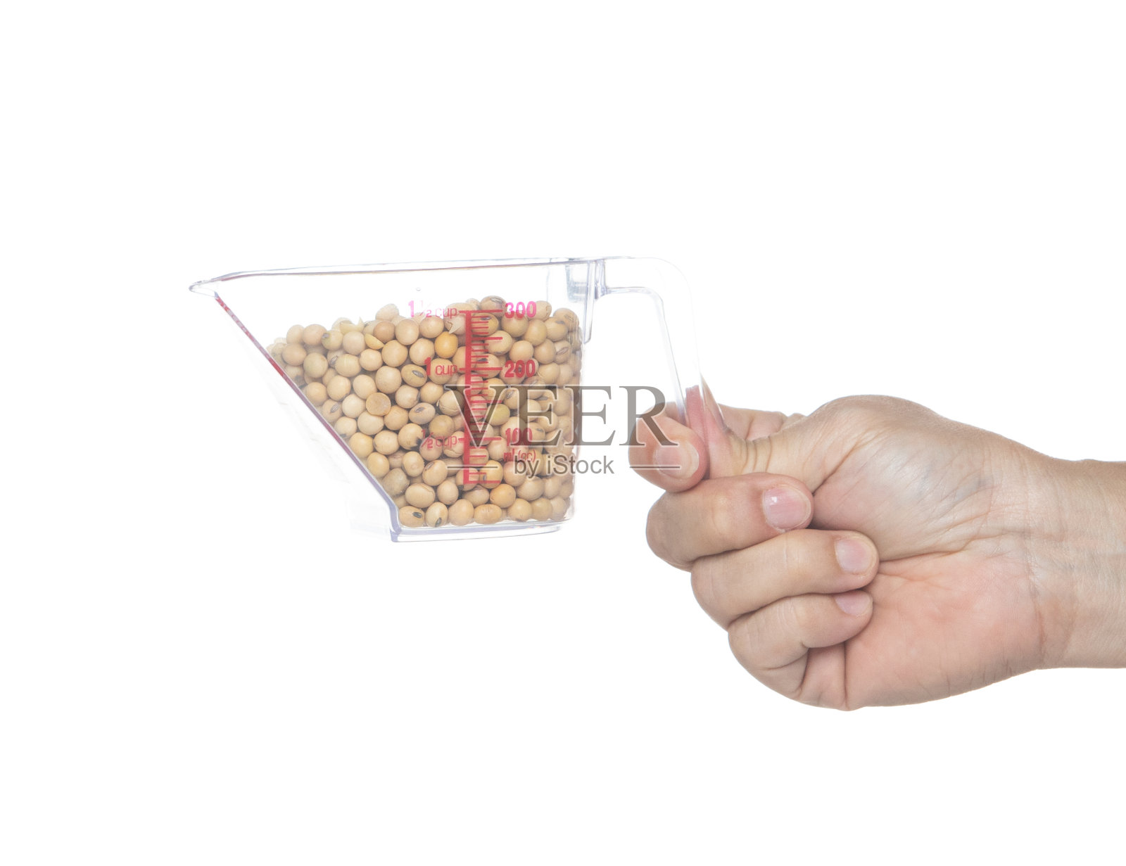 黄豆落，黄粒豆爆，抽象云从量杯飞起。美丽完整的豌豆大豆种子，食品对象设计。选择性对焦冻结拍摄白色背景隔离照片摄影图片