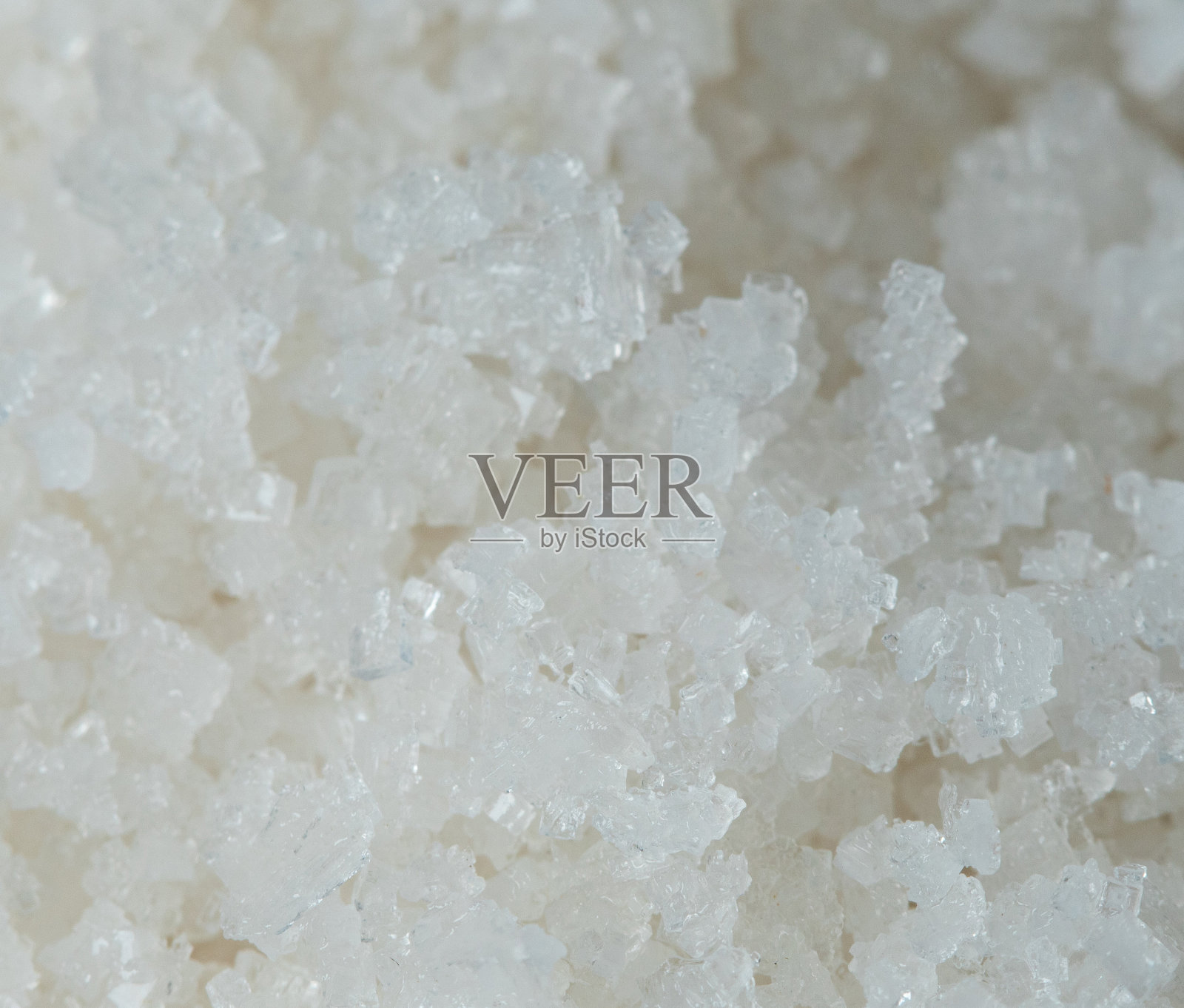 宏观特写盐的纹理，水晶白色颗粒盐。精美完整的种盐、食品对象设计。选择性对焦冻结拍摄白色背景隔离照片摄影图片