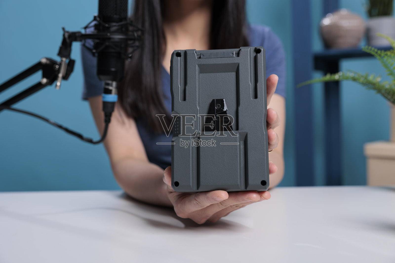 亚洲播客创作者持有v装动力电池记录内容照片摄影图片