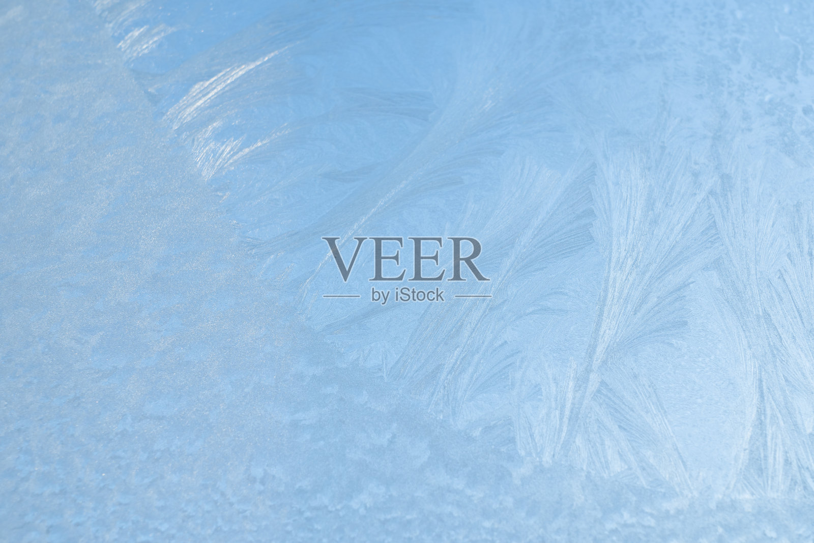 在清晨天空的背景下，窗玻璃上的霜冻以自然图案的形式出现照片摄影图片