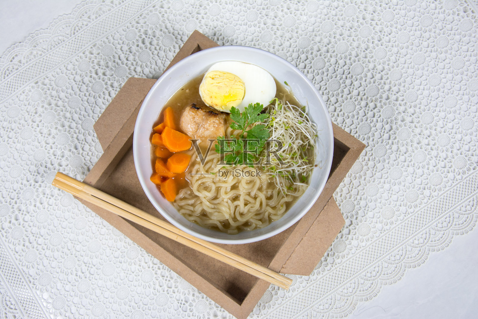 日本拉面在灯光背景上照片摄影图片