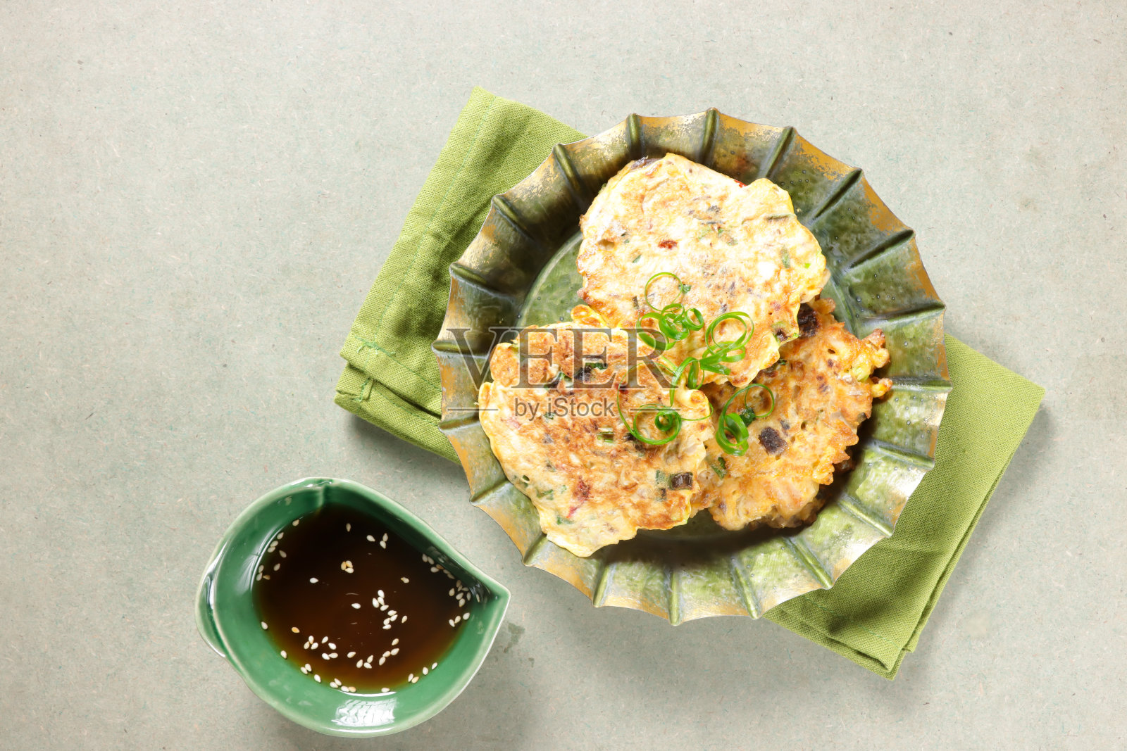 韩国金枪鱼煎饼。照片摄影图片