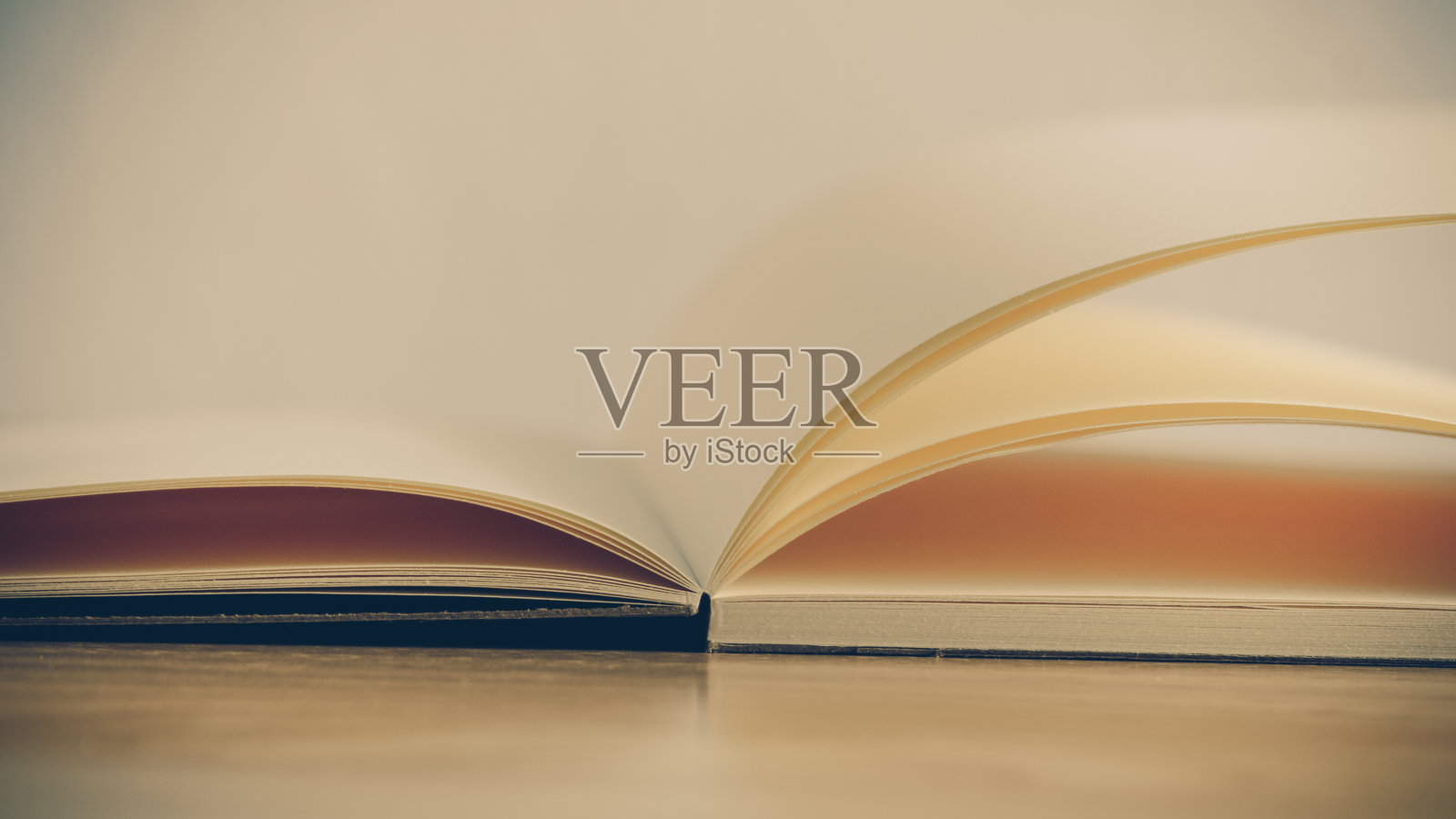 木制背景的再生纸书照片摄影图片