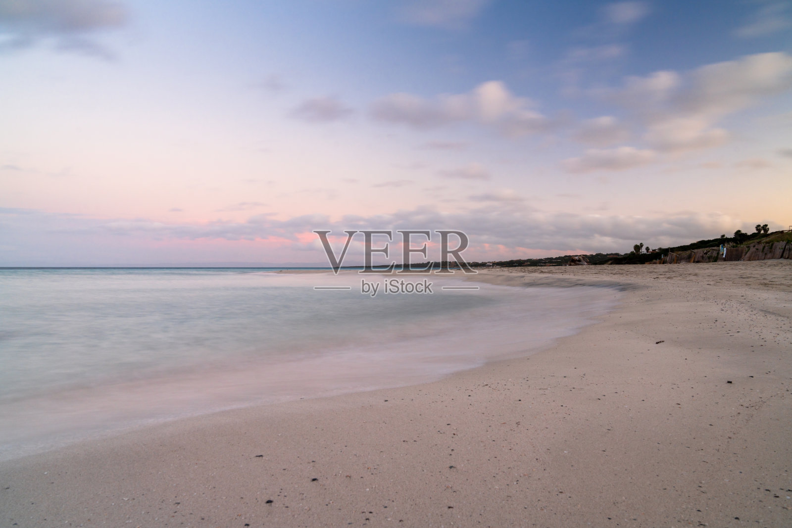 日落在风景如画的白色沙滩和蓝绿色的海水在拉佩洛萨海滩照片摄影图片