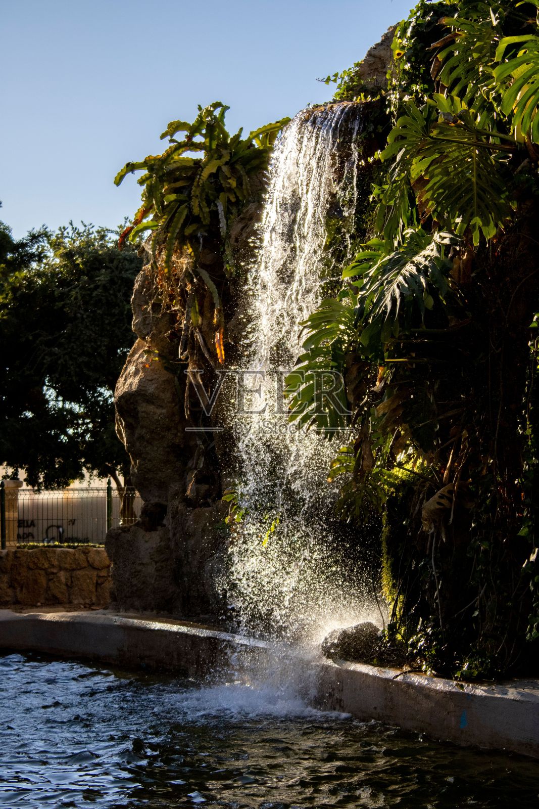 垂直拍摄的美丽瀑布在森林中流动照片摄影图片