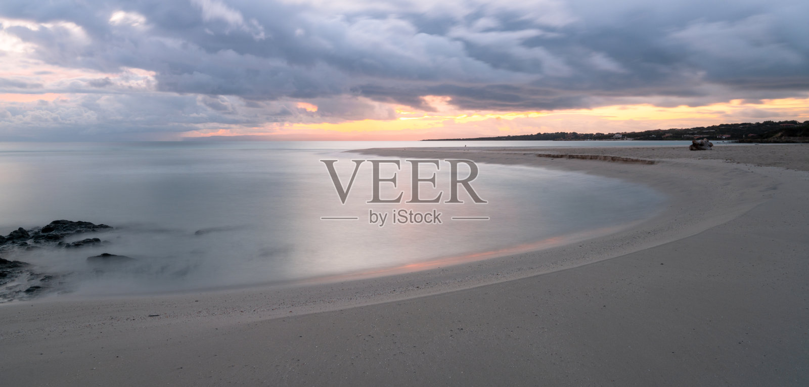 这是撒丁岛西北部拉佩洛萨岛田园般的白色沙滩照片摄影图片