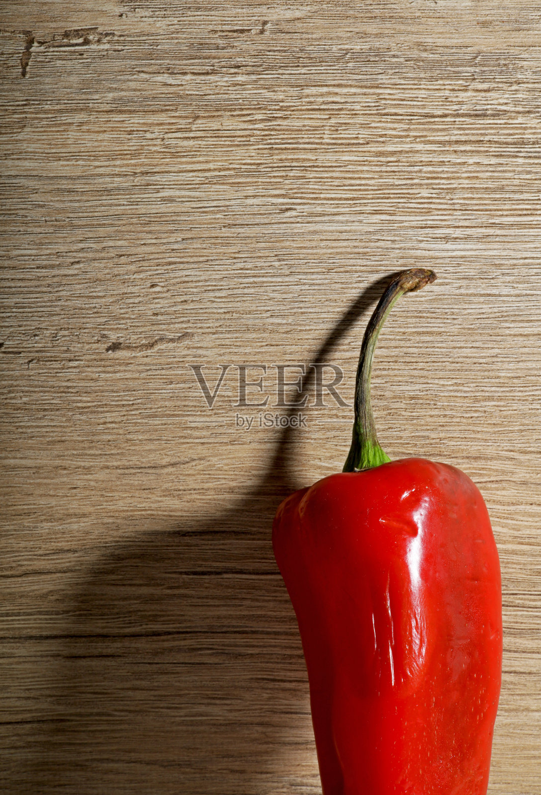 红色灯笼椒与阴影的木质背景照片摄影图片