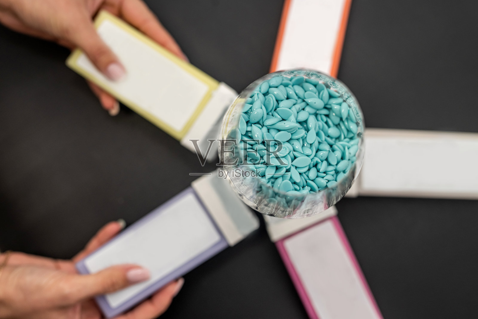 温蜡在彩色墨盒脱毛和颗粒蜡在玻璃架在桌子上。照片摄影图片