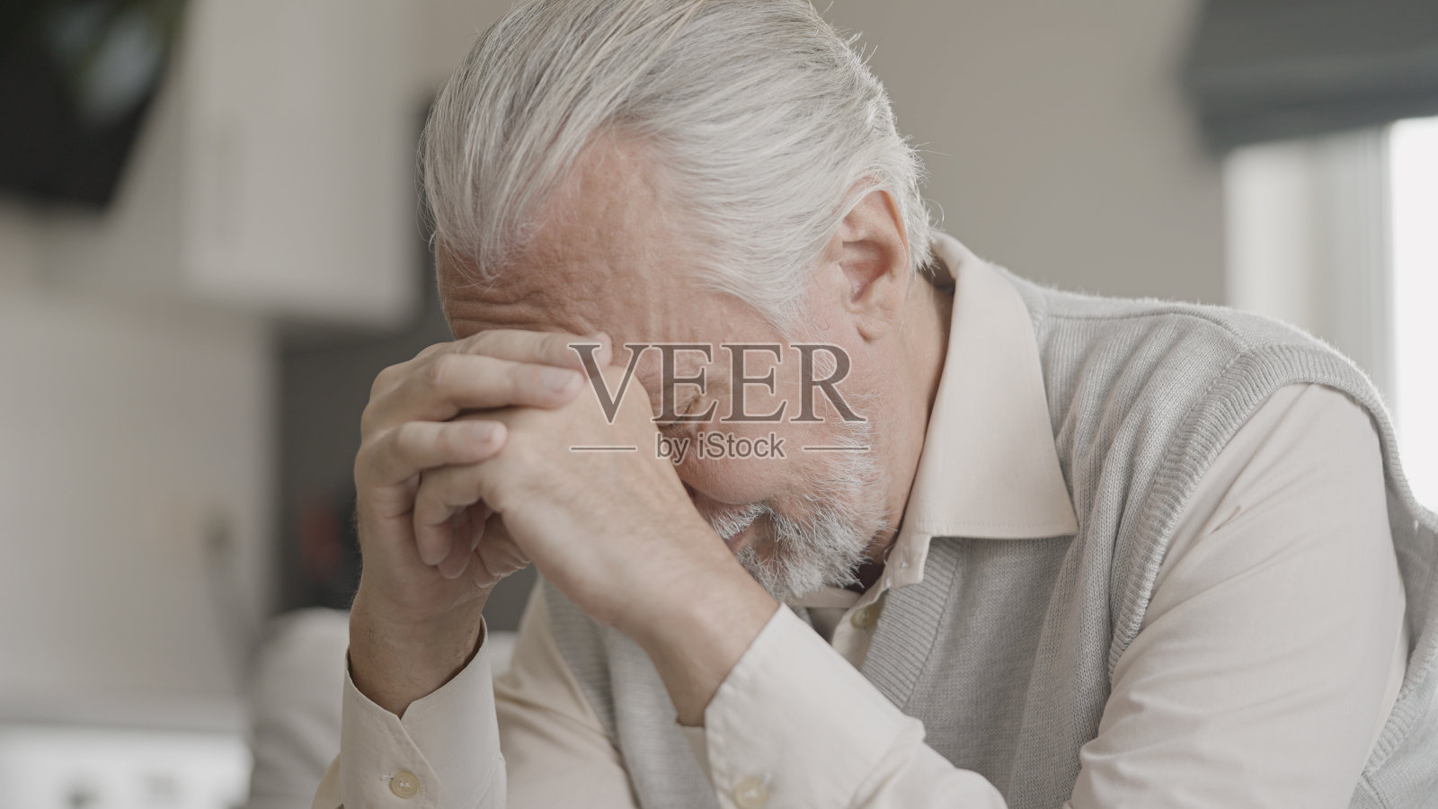 不开心的老人独自坐在房间里，为一个问题烦恼，孤独照片摄影图片