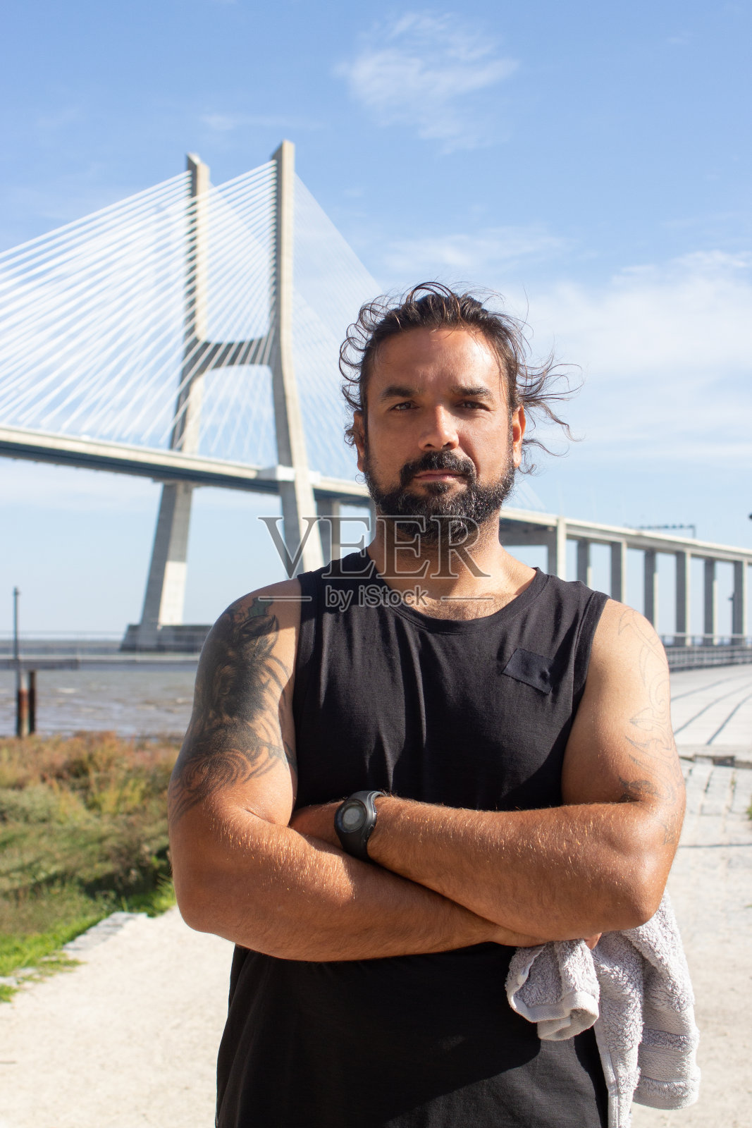 河堤上穿着便服的男子肖像照片摄影图片