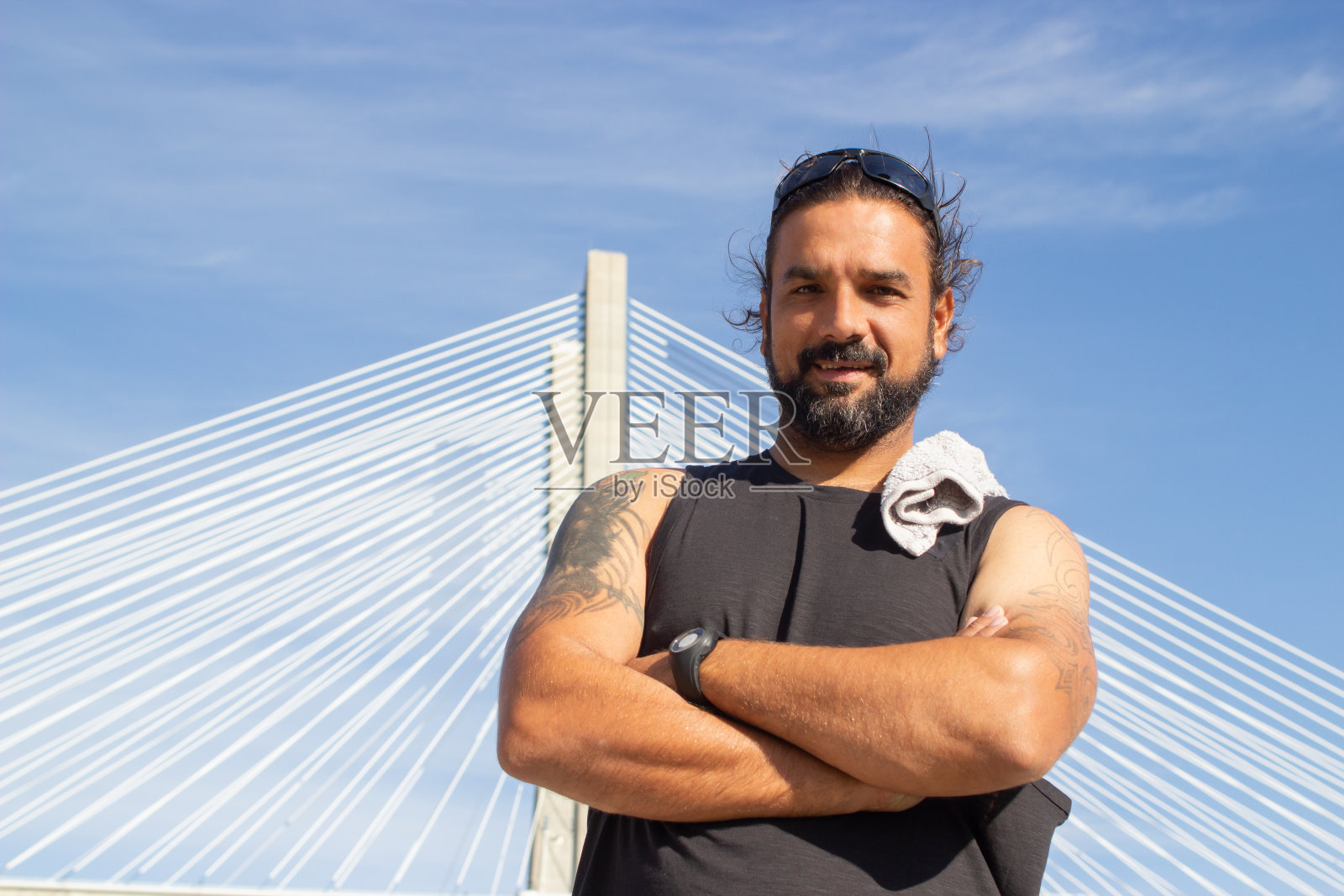 在桥附近穿着便装的聪明男人的肖像照片摄影图片