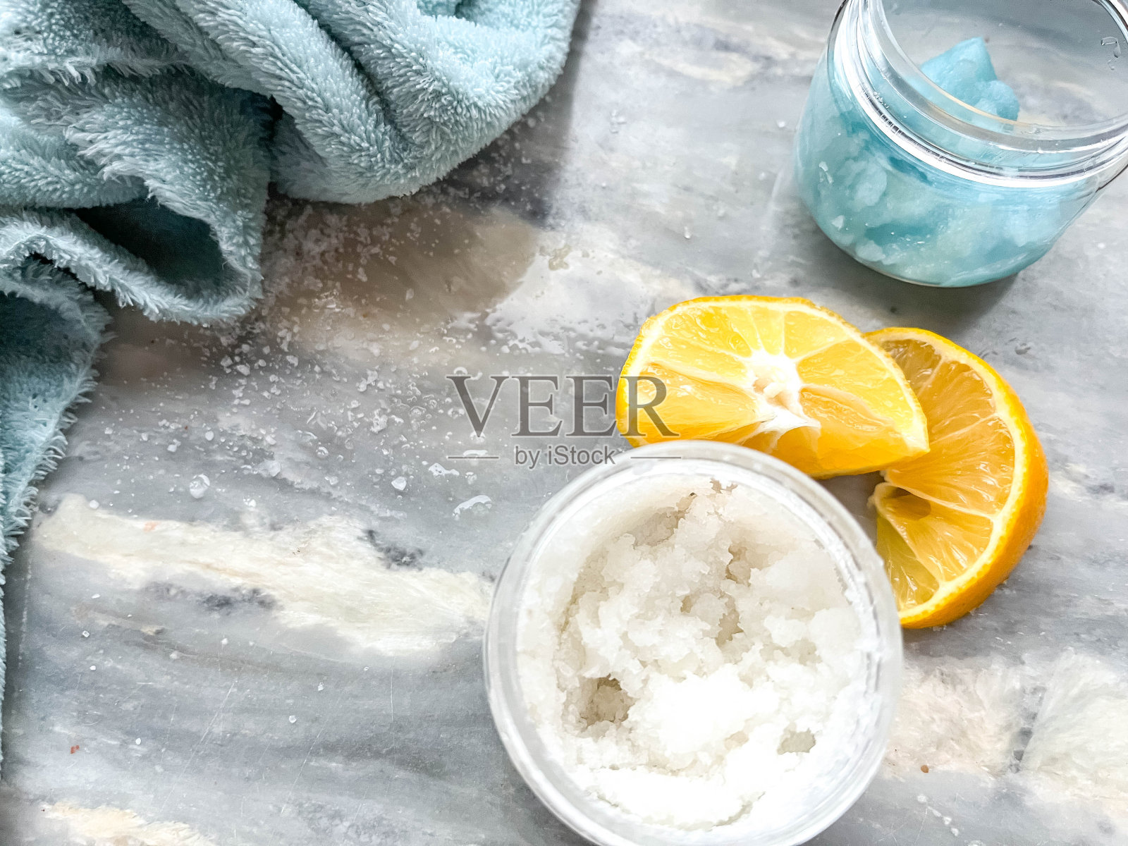 自制死海盐磨砂膏。照片摄影图片