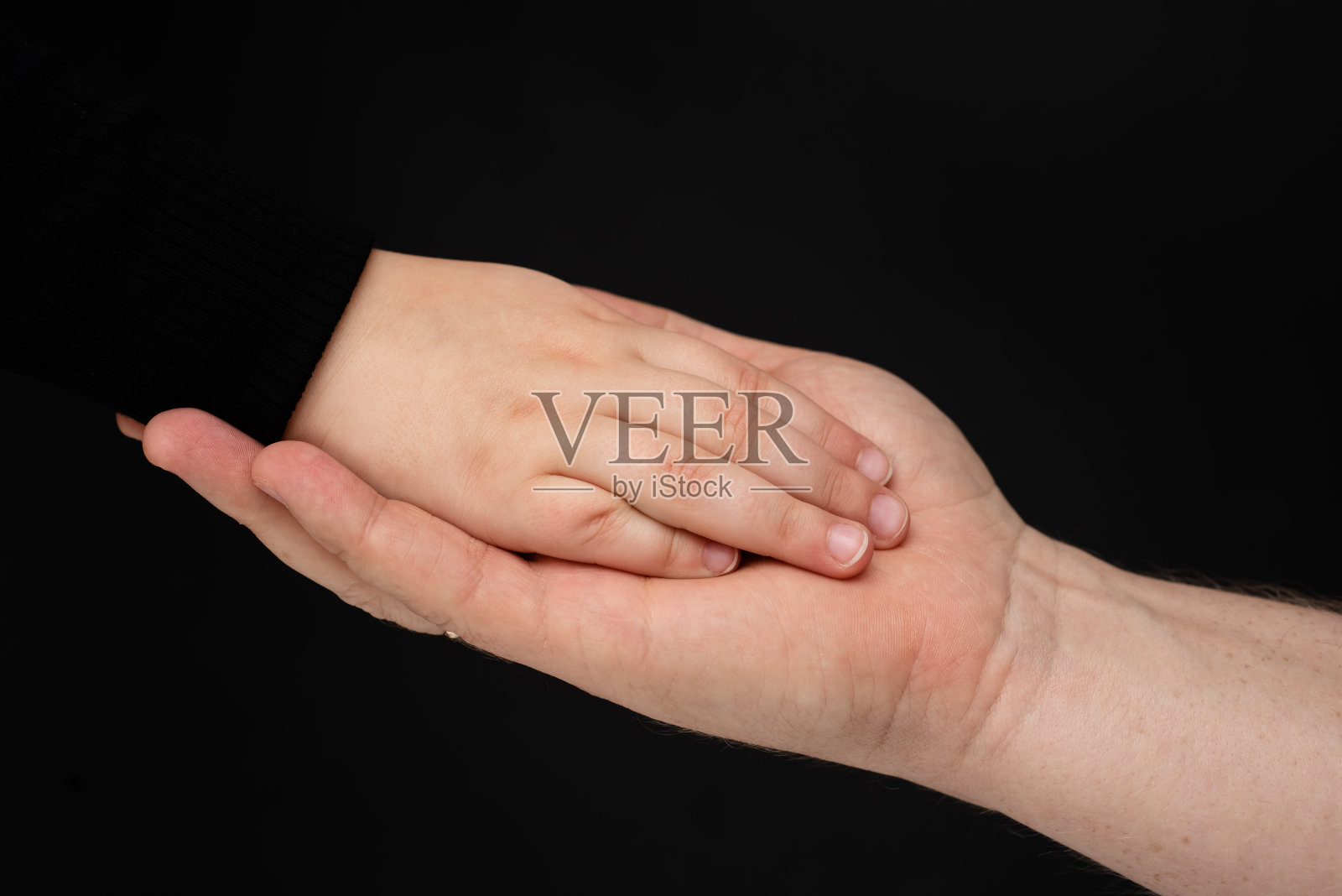 丈夫的手是一个孩子。家庭。父亲和孩子照片摄影图片