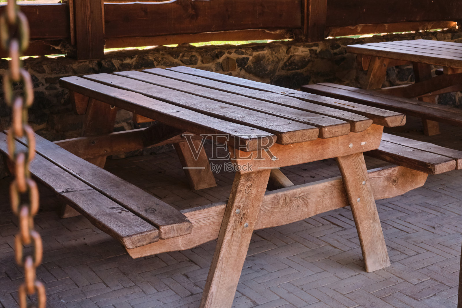 野餐桌带长凳的木桌旅行露营地点户外早餐照片摄影图片