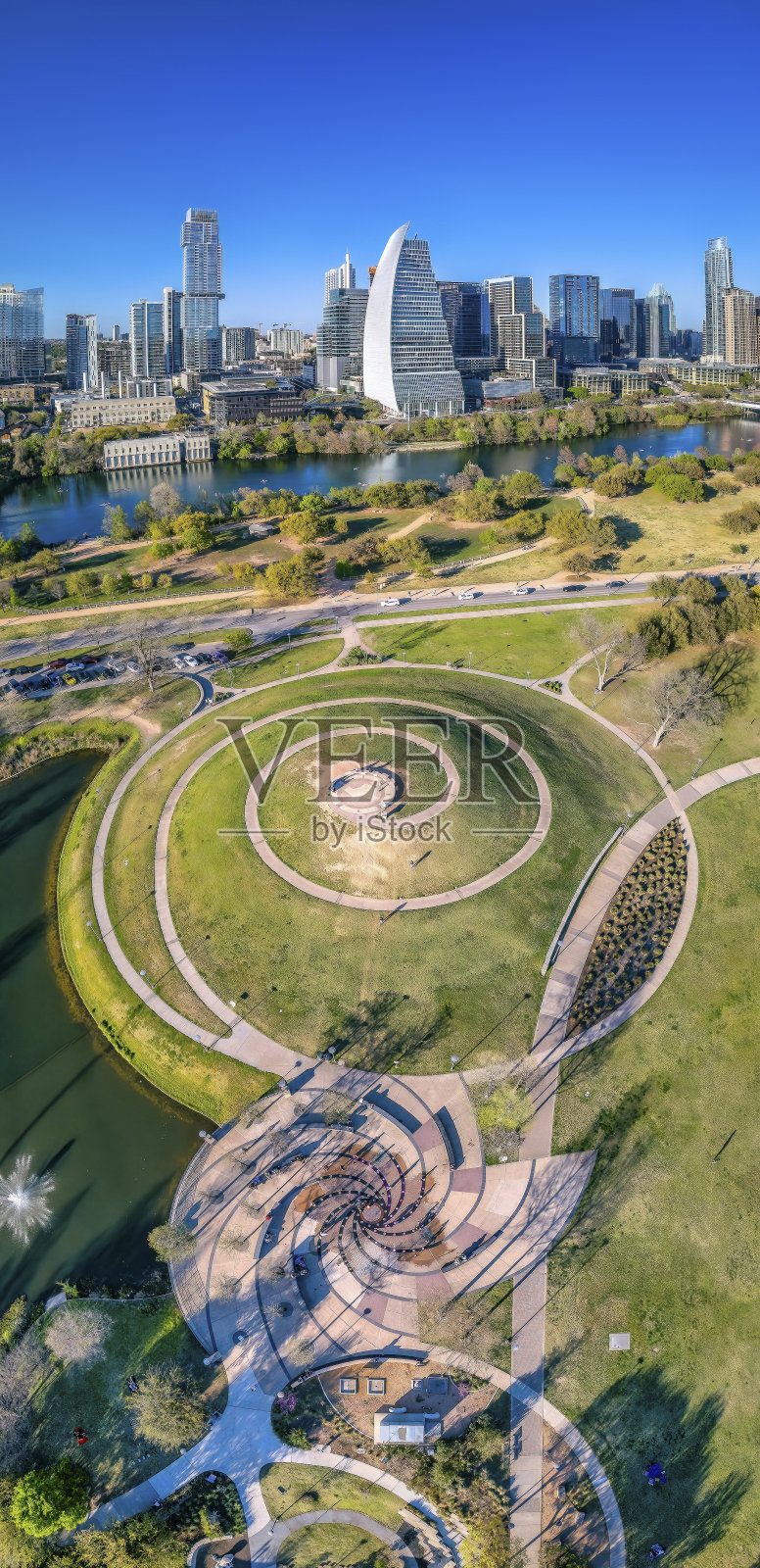 巴特勒地铁公园的鸟瞰图，靠近德克萨斯州奥斯汀河对岸的摩天大楼照片摄影图片