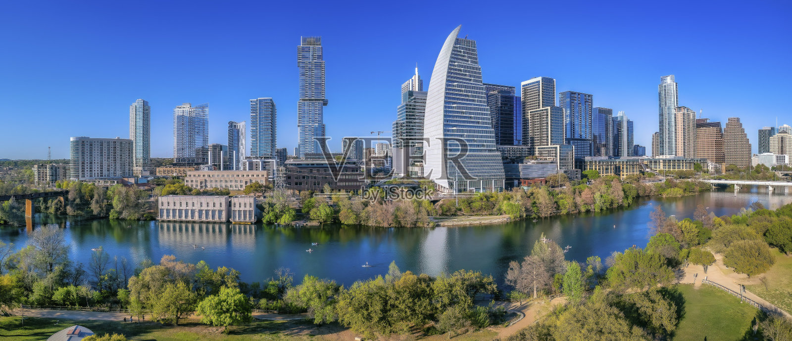 科罗拉多河在奥斯汀的前面，德克萨斯州的城市景观照片摄影图片