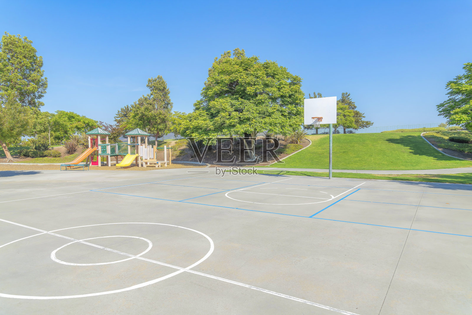 加利福尼亚圣地亚哥，操场附近的篮球照片摄影图片