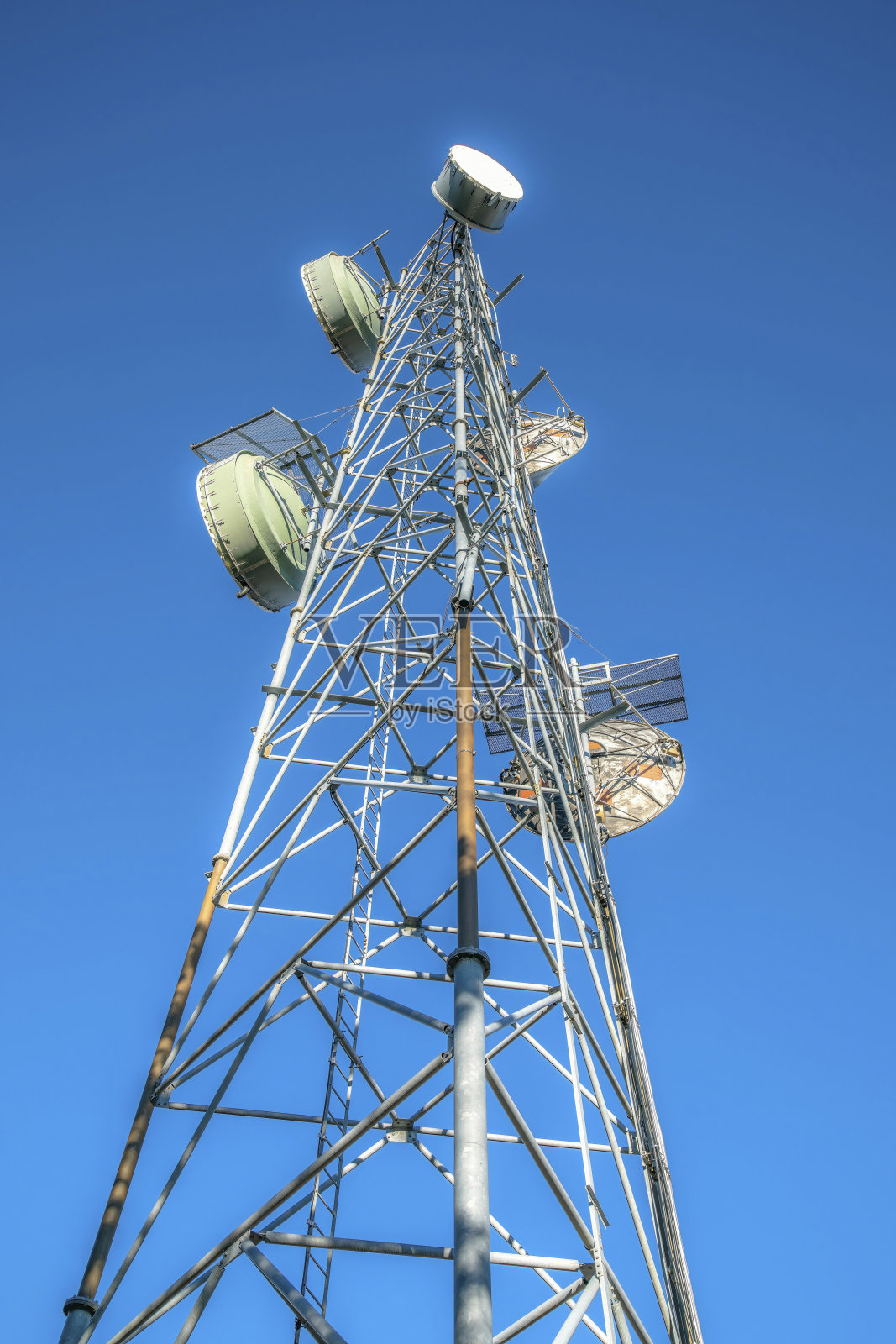 亚利桑那州莱蒙山-无线电塔的低角度视图照片摄影图片