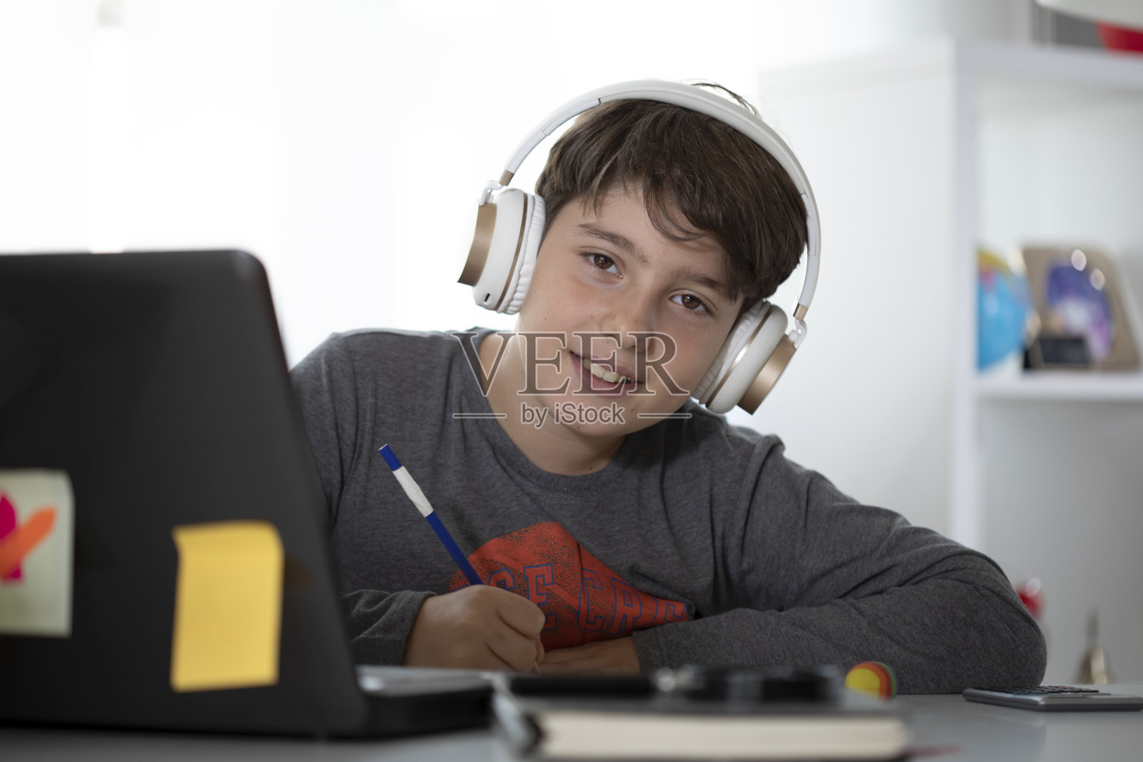 学习在线教育的学生照片摄影图片