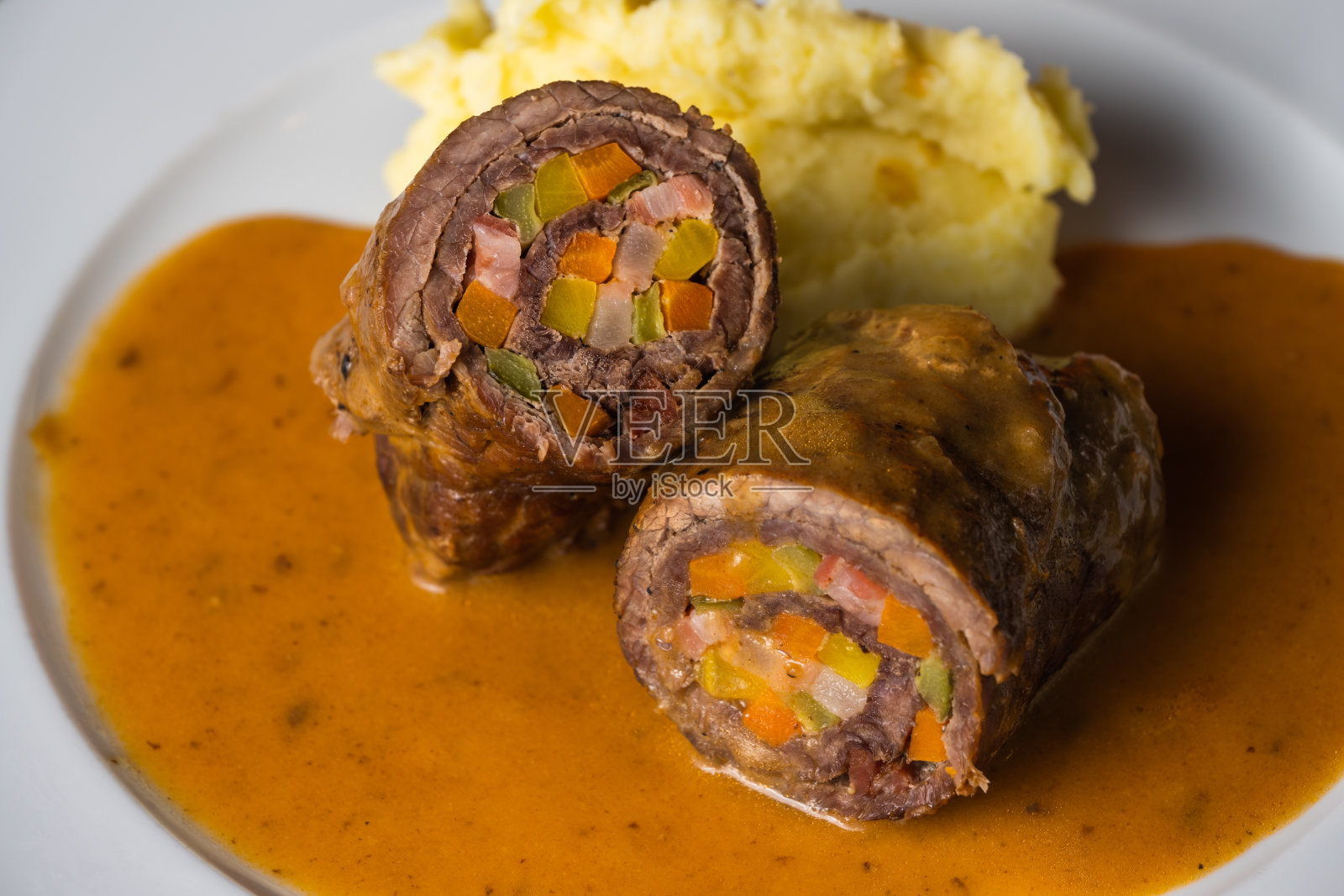牛肉卷配土豆泥照片摄影图片