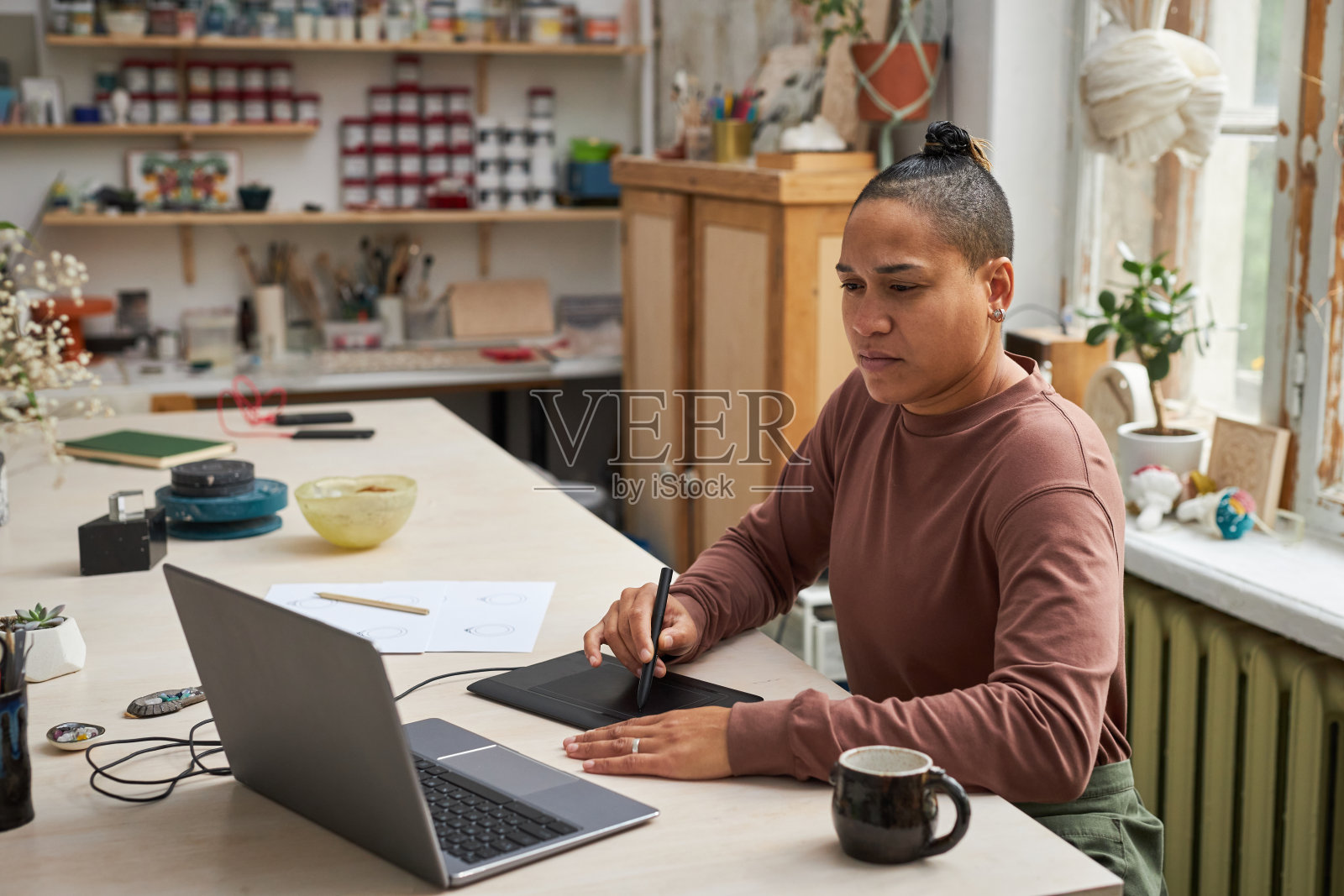 有创意的黑人妇女使用钢笔平板电脑照片摄影图片