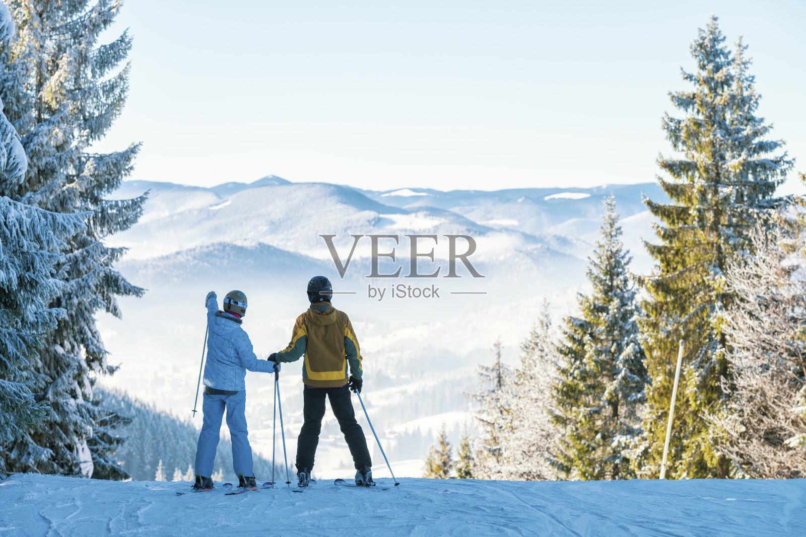 滑雪胜地的幸福情侣。照片摄影图片
