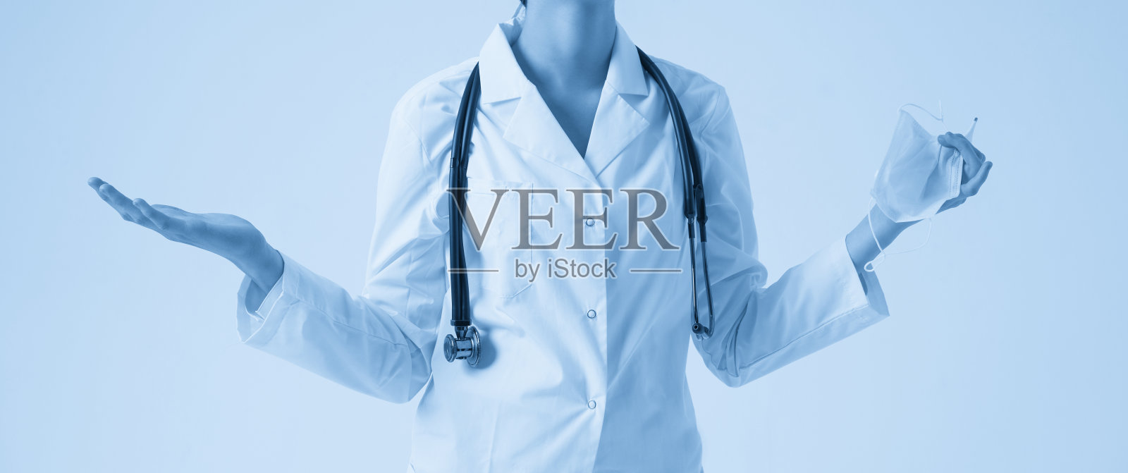 高兴的高兴的医生戴着口罩看着测量上的医疗温度计在白色背景与复制空间照片摄影图片