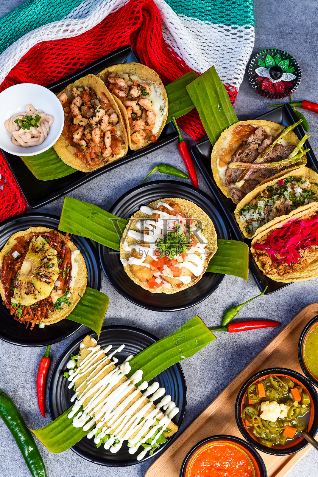 墨西哥卷饼与酱汁灰色背景顶部视图特写照片摄影图片