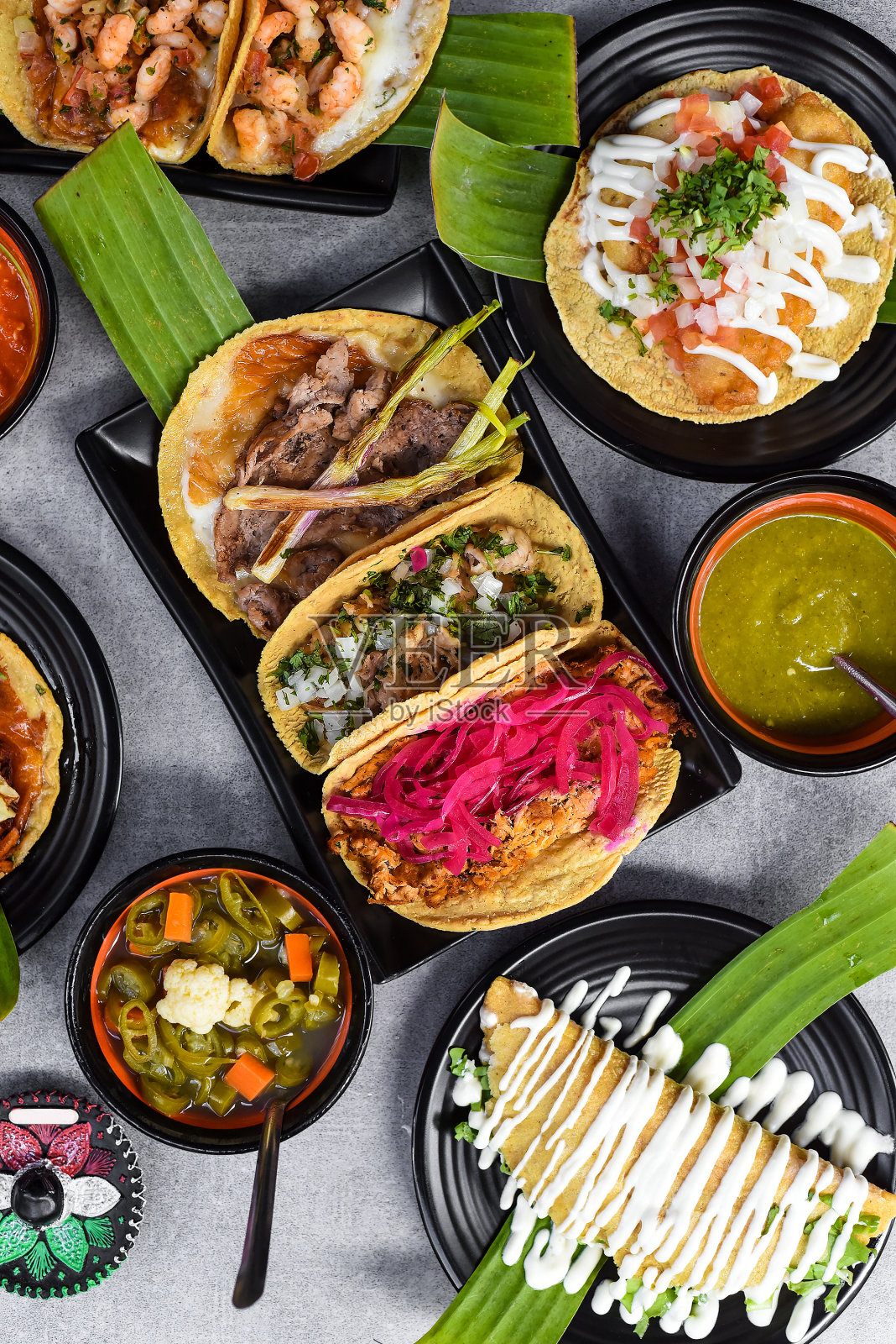 墨西哥卷饼与酱汁灰色背景顶部视图特写照片摄影图片