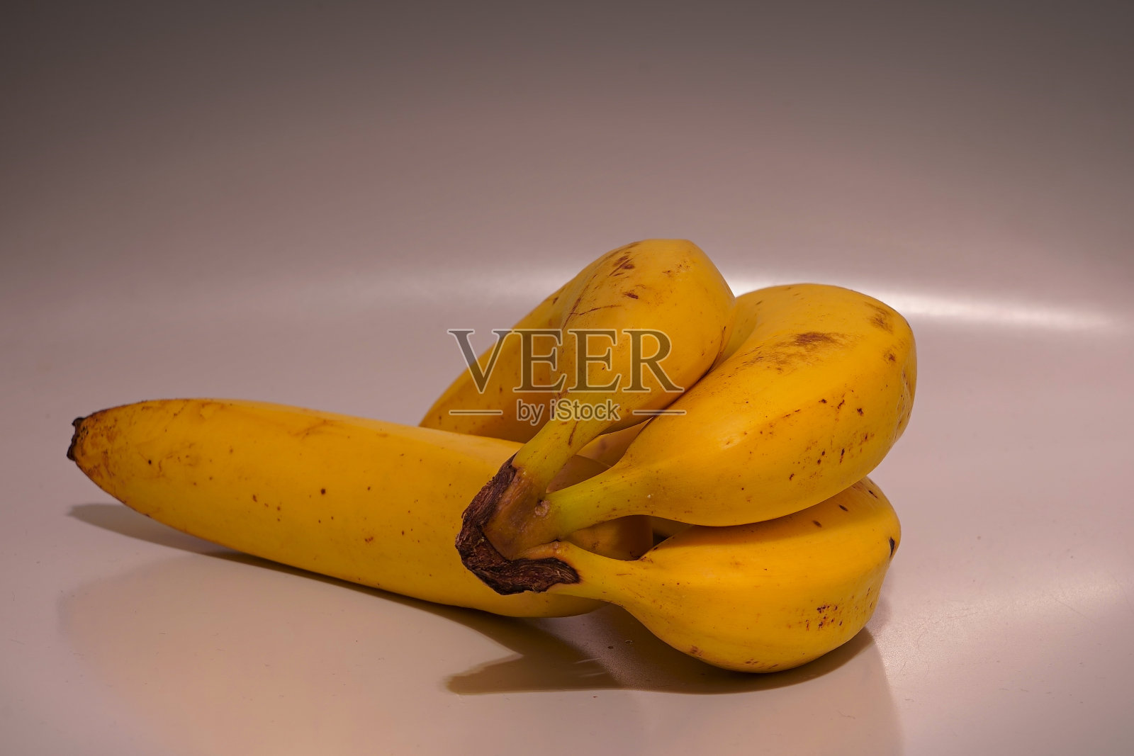四根准备吃的黄香蕉照片摄影图片