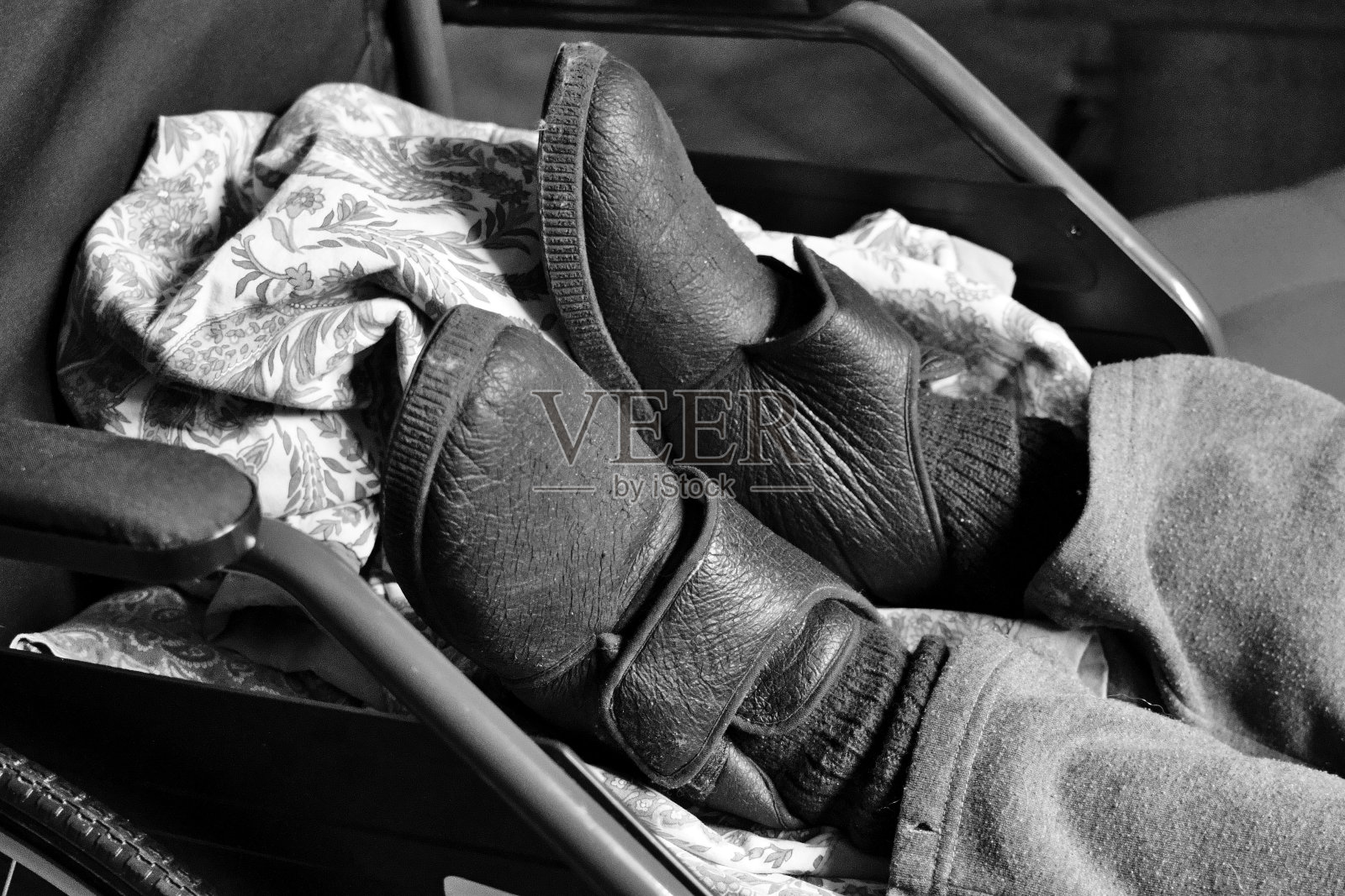 老人的旧鞋照片摄影图片