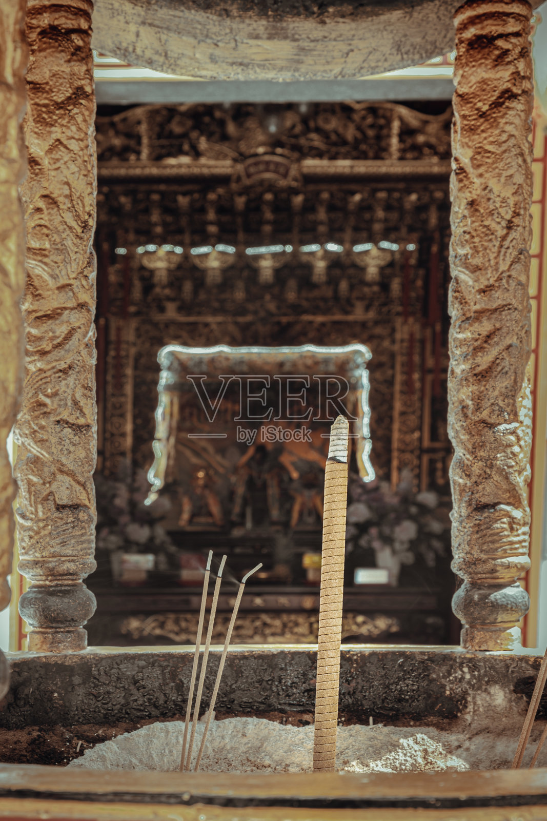 在中国寺庙的香炉里燃烧的香。照片摄影图片