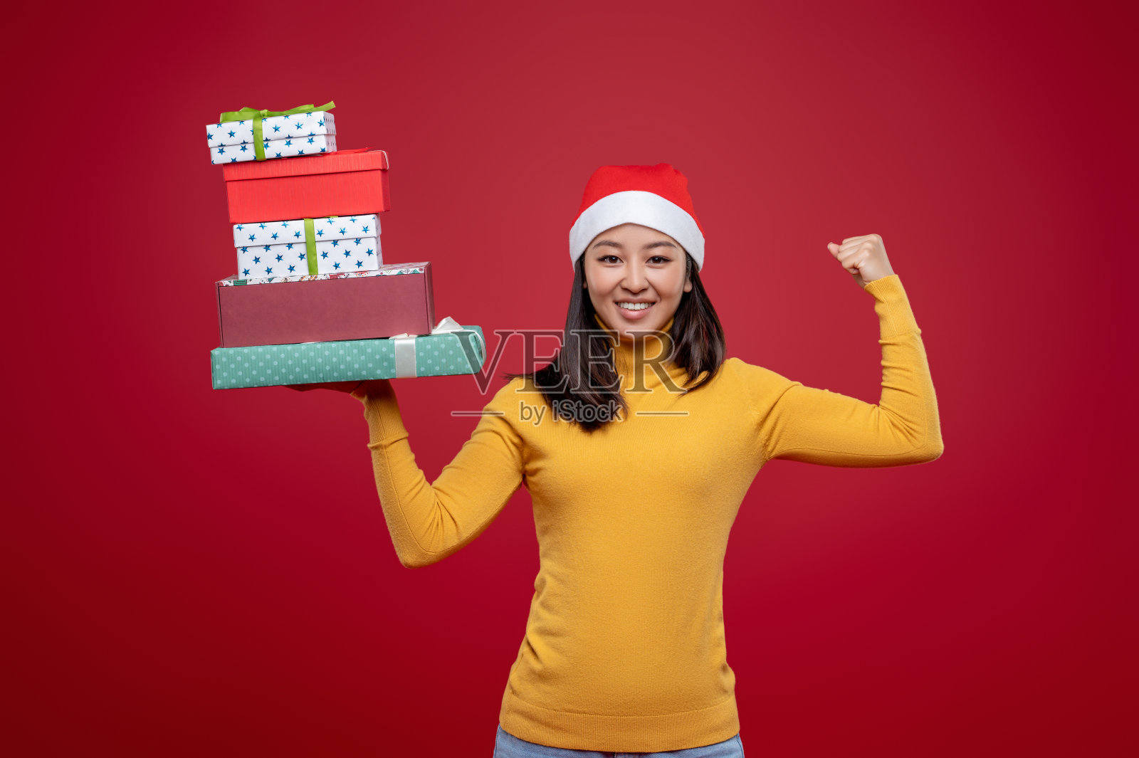 年轻漂亮的女人带着圣诞礼物照片摄影图片